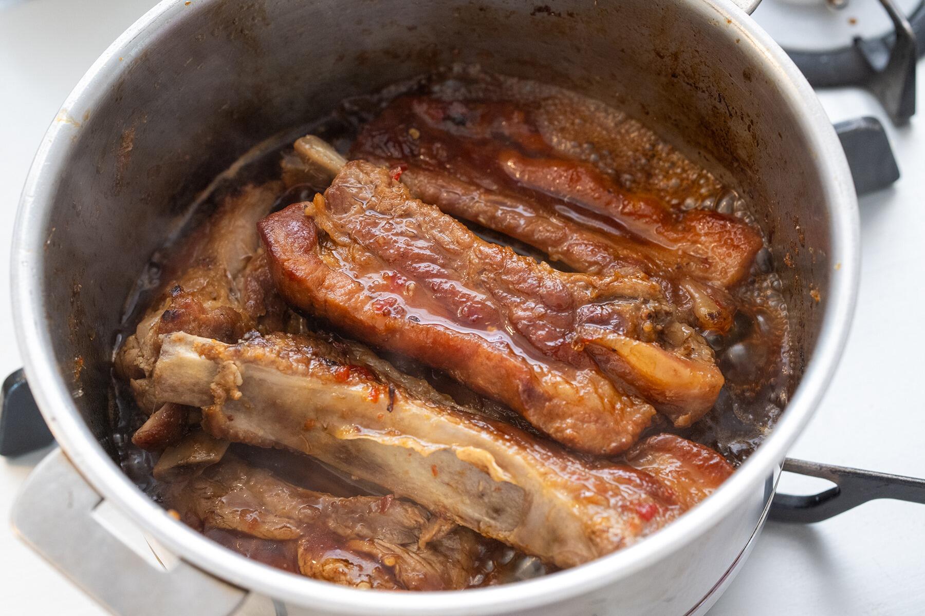 スイートチリソースで煮込んだ“豚スペアリブ”