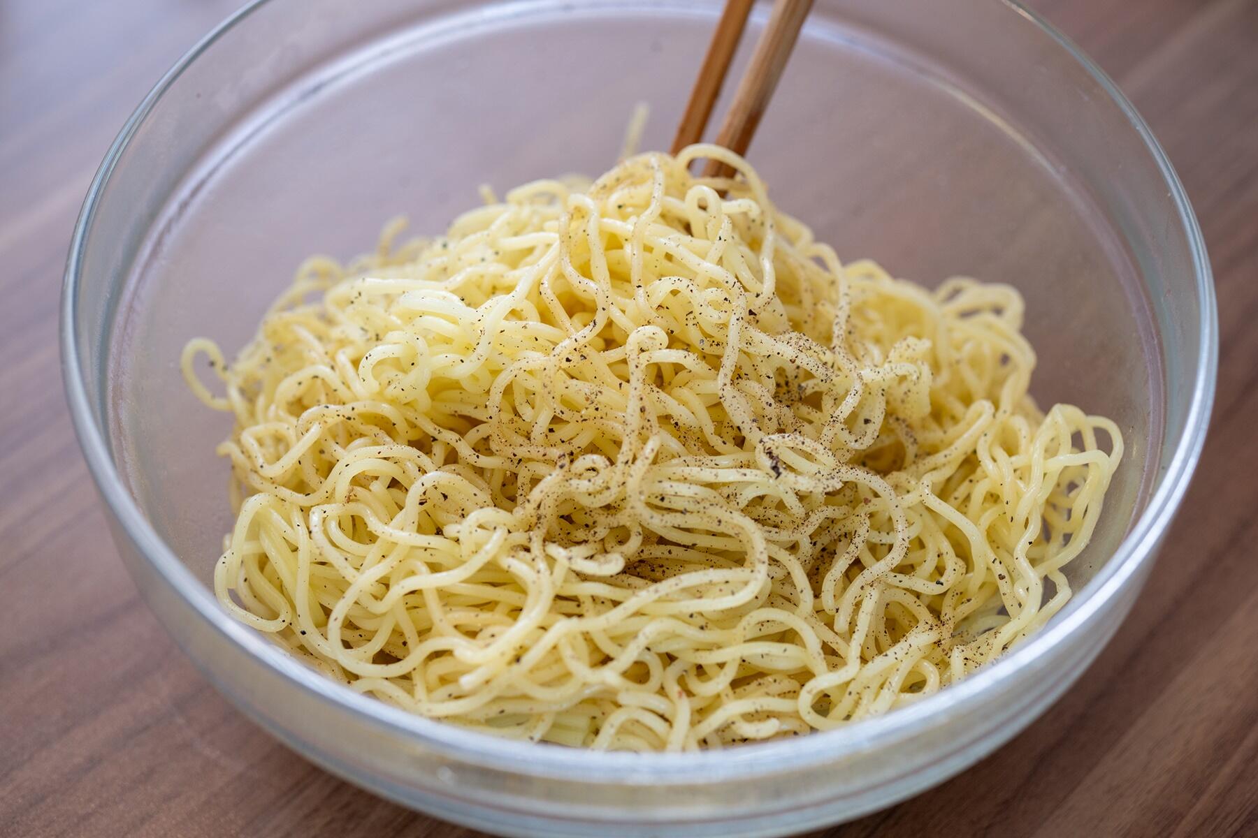 麺を温めて下味をつける