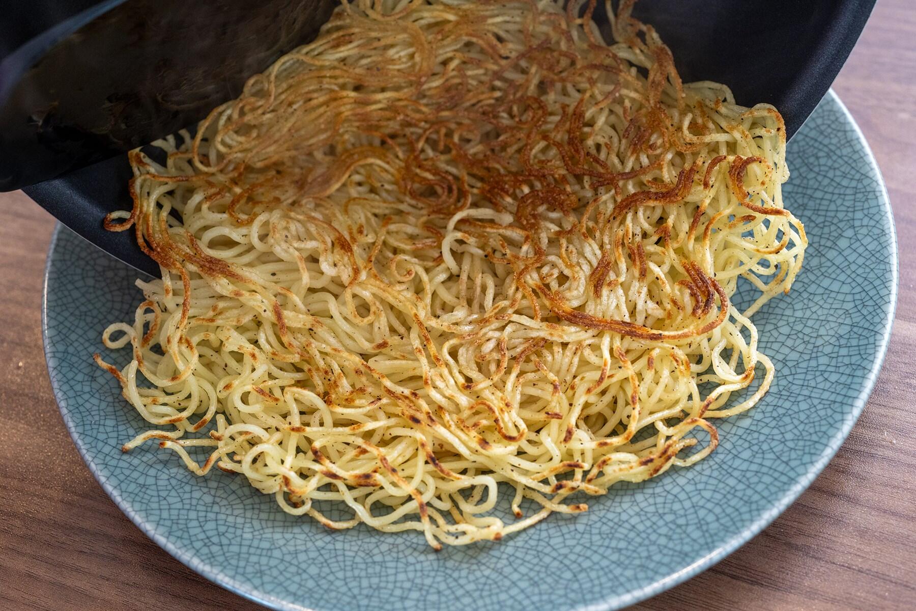 麺をカリッと焼く