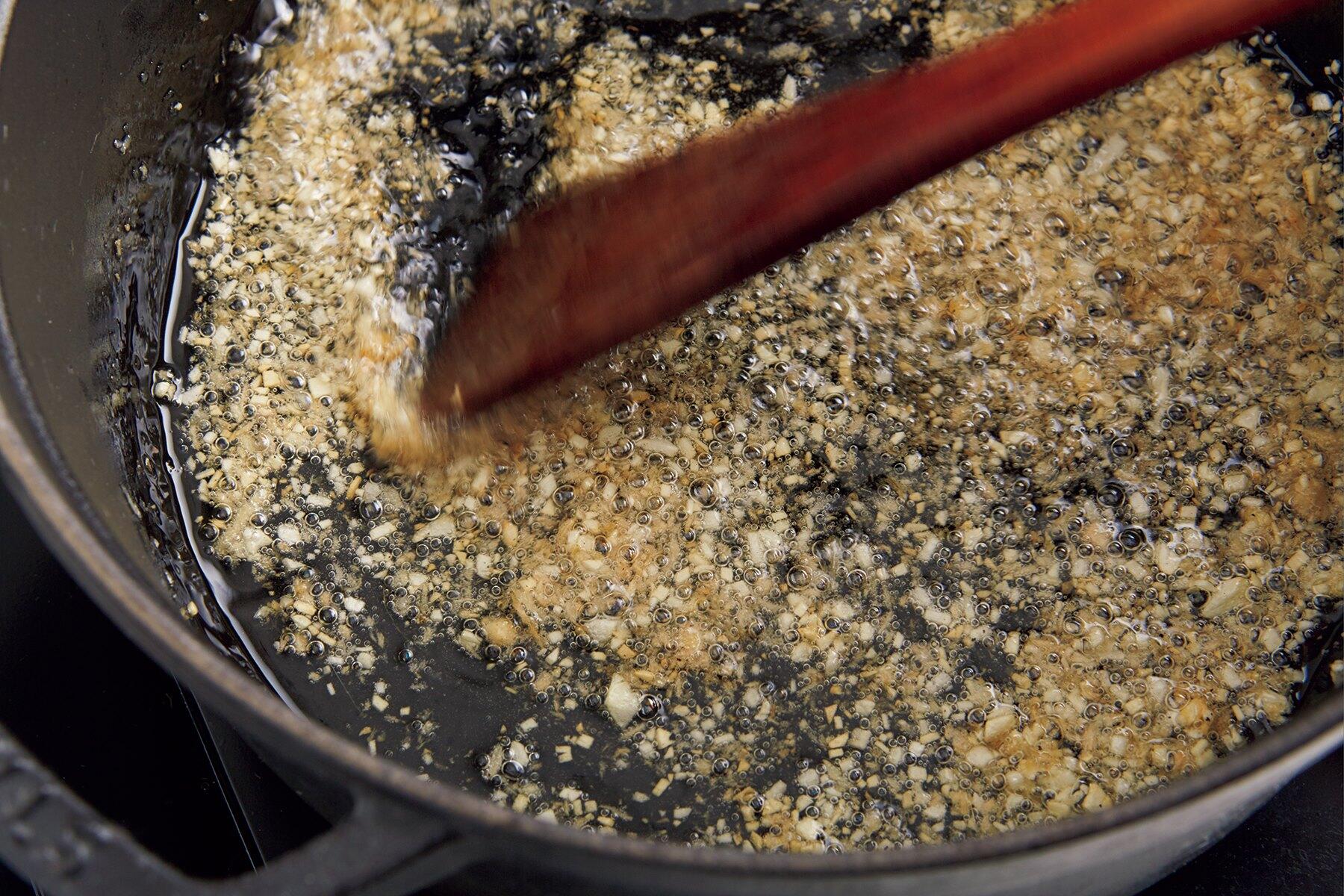 にんにくと生姜を炒める