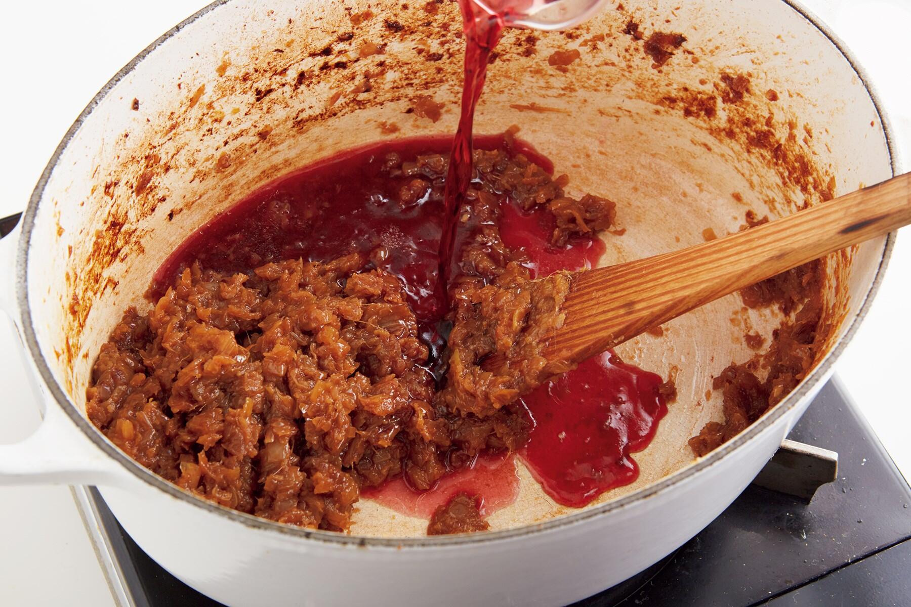 赤ワインを加える