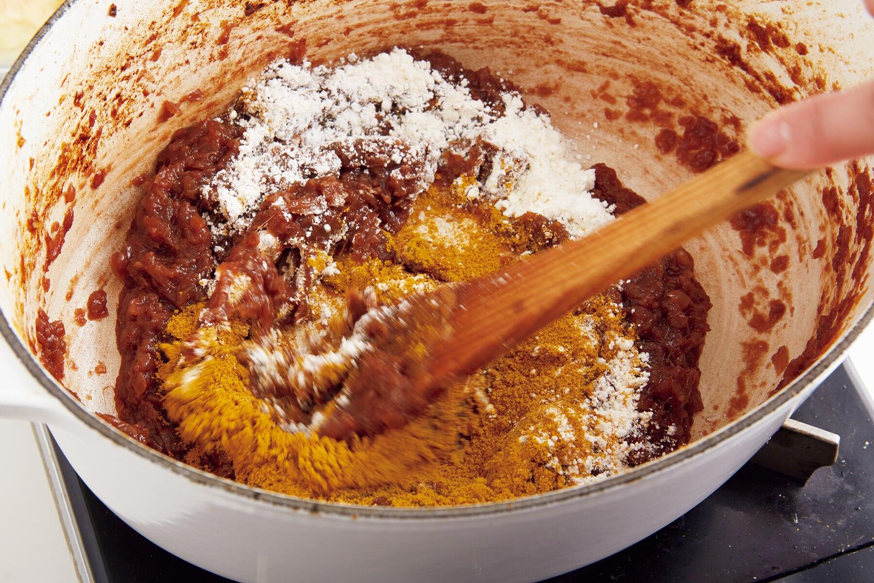 カレー粉を炒める