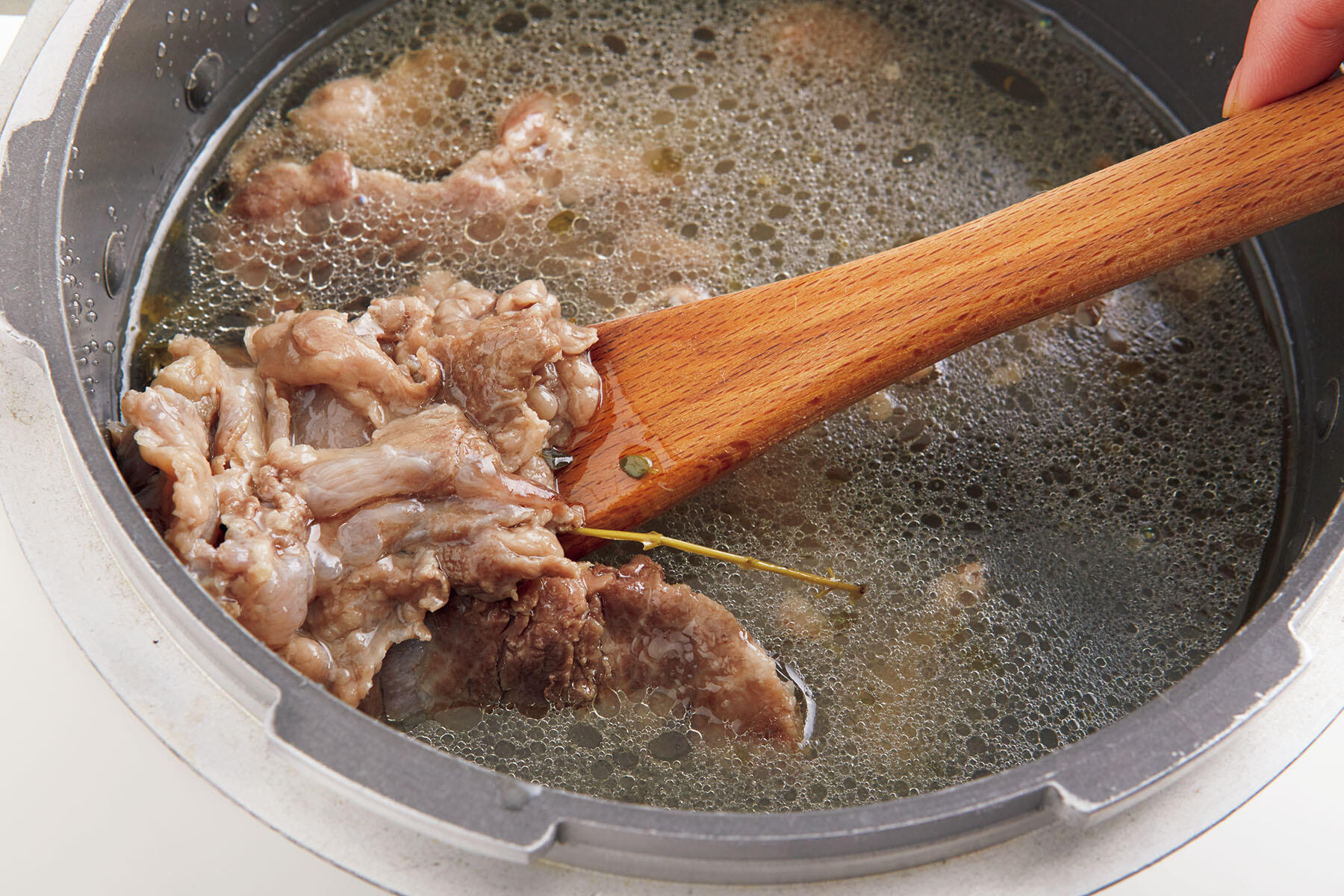 牛すじ肉を煮る