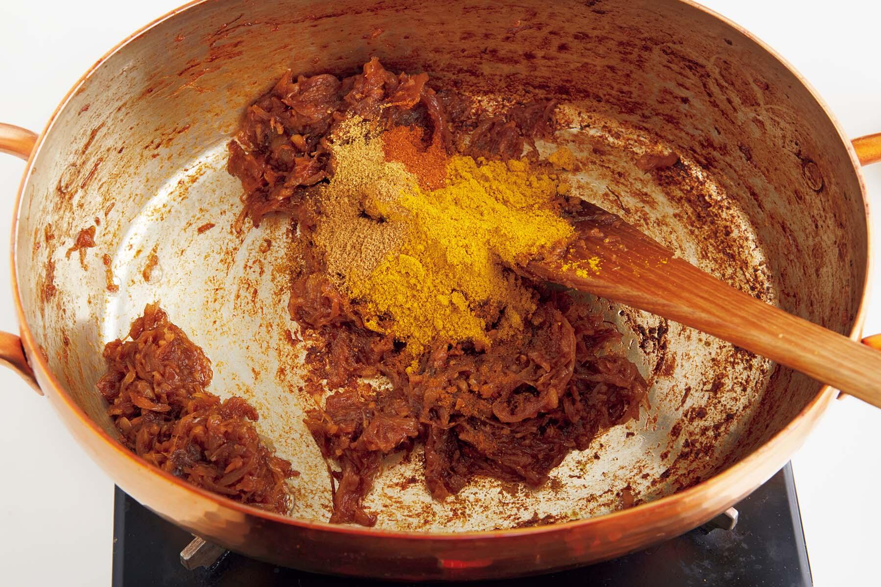 カレー粉を炒める