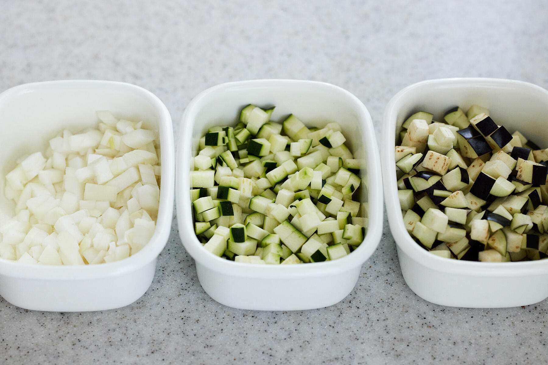 野菜類をカットする