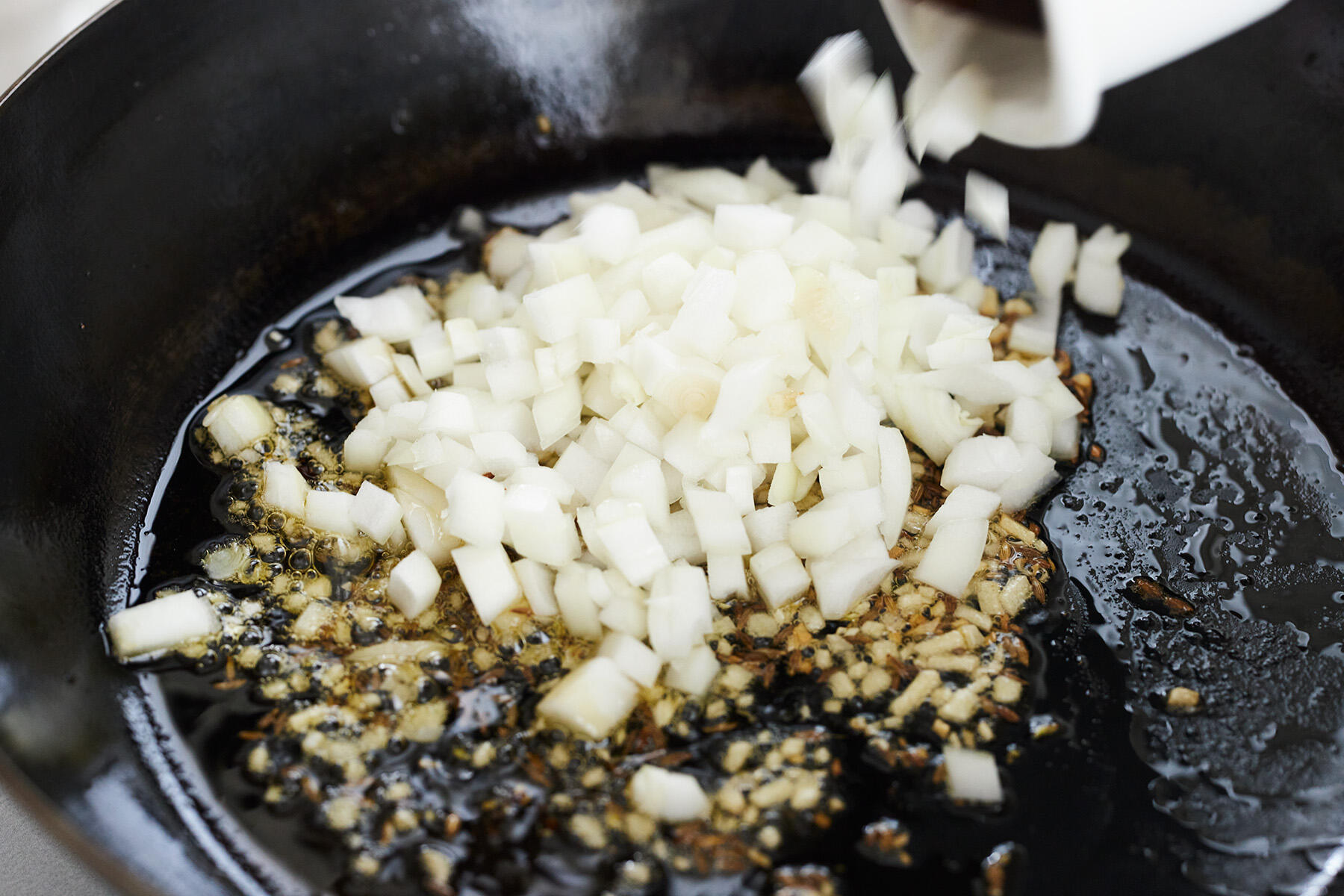 にんにくを炒める