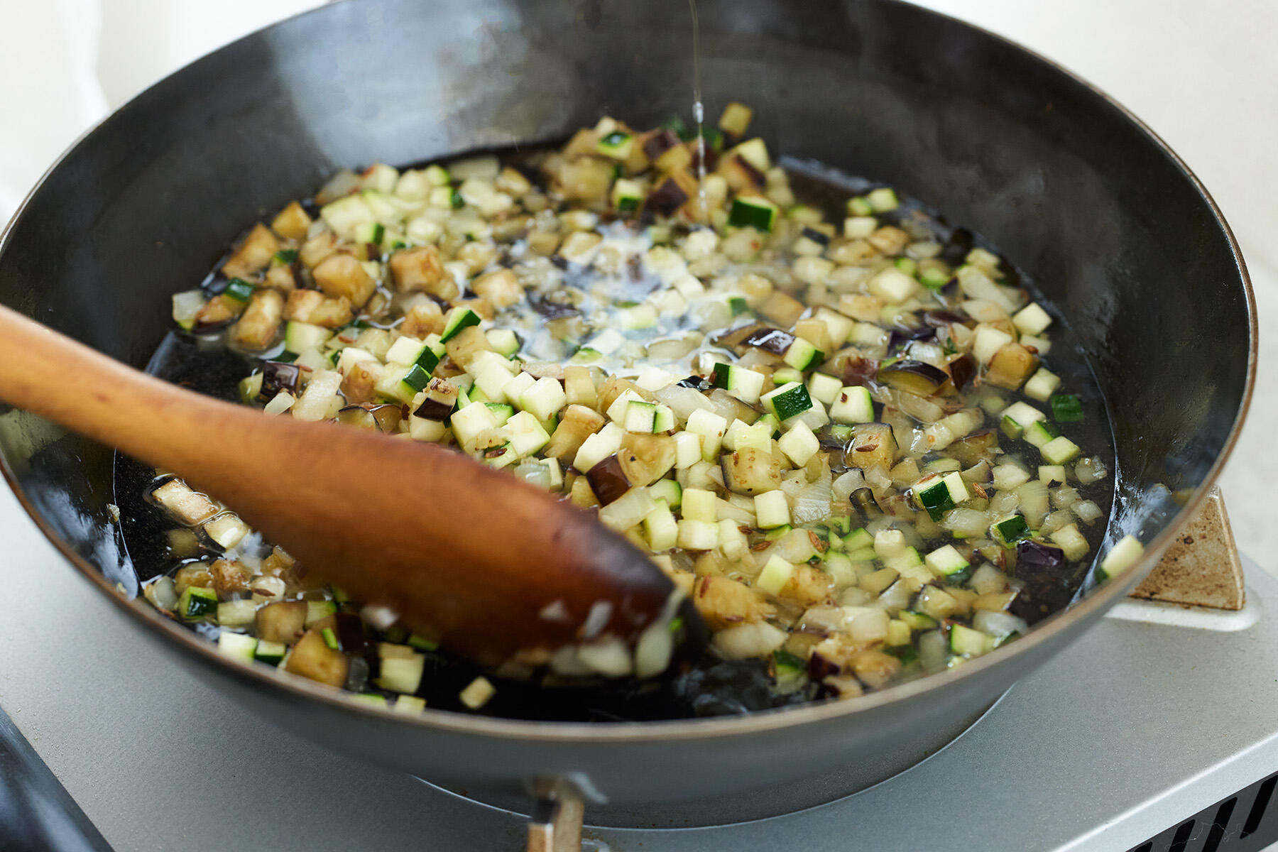 ズッキーニとなすを加える