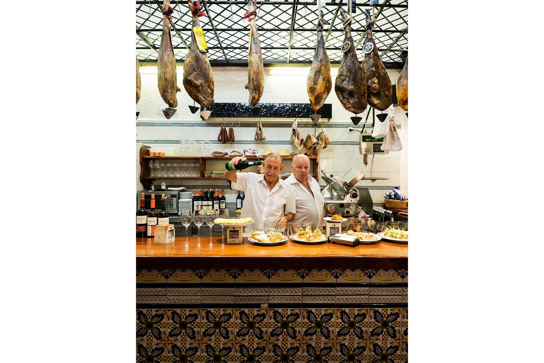 カウンターの側面にはスペインタイルが貼られ、 地元らしい雰囲気が心地よい。