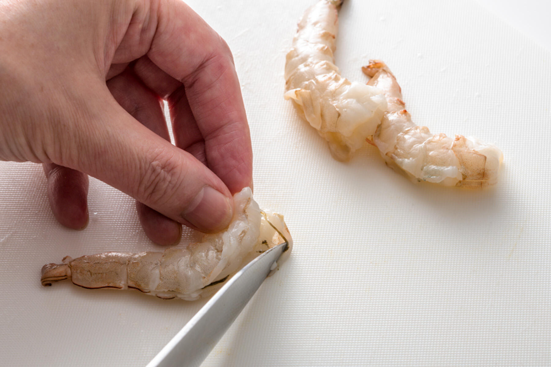 海老の下ごしらえ