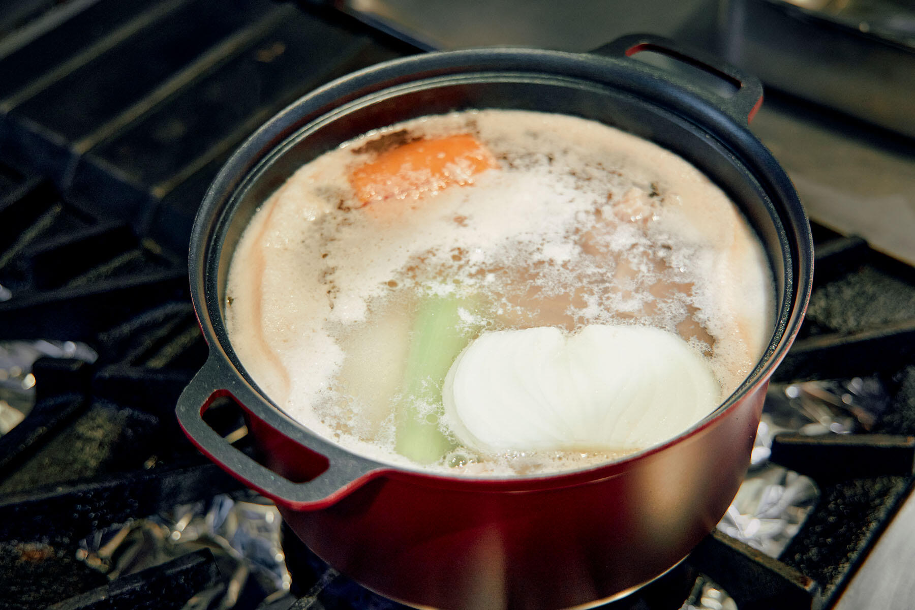 茶色いアクをすくう