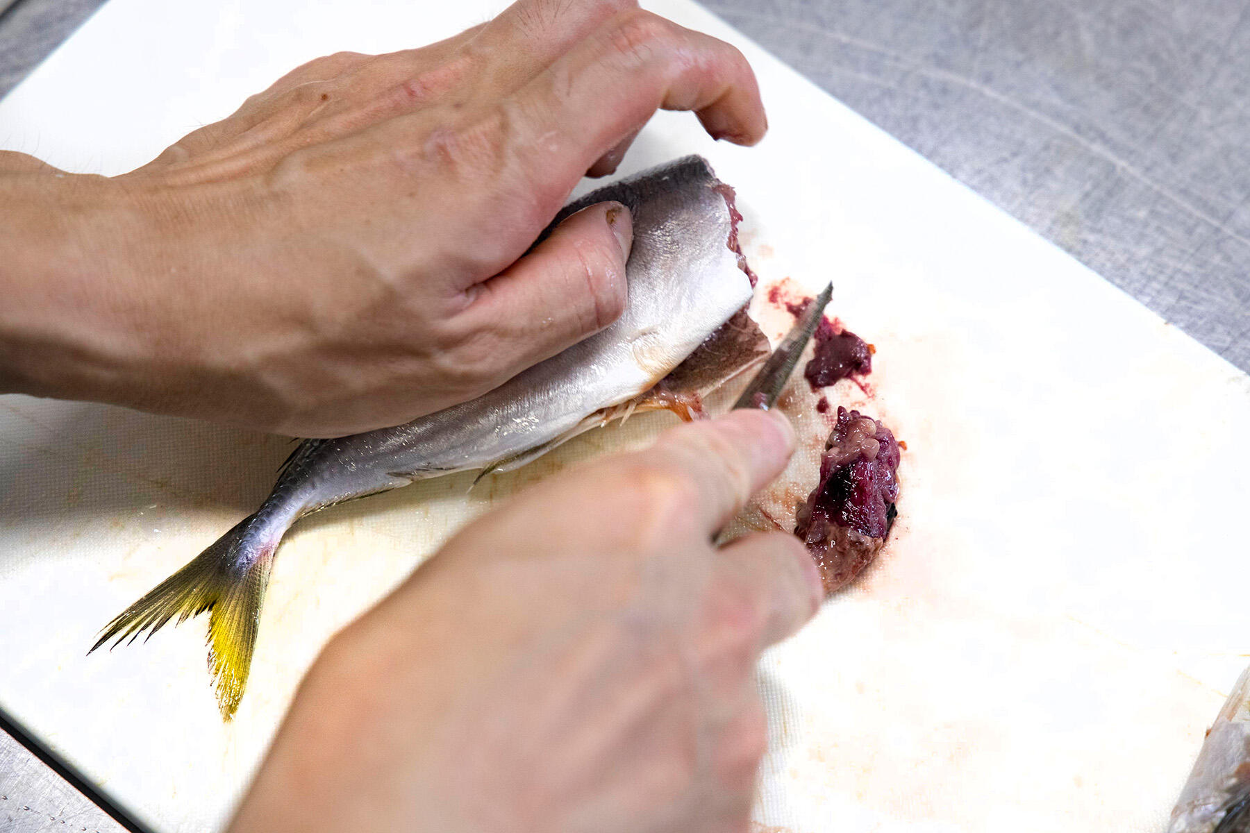 内臓をかき出す