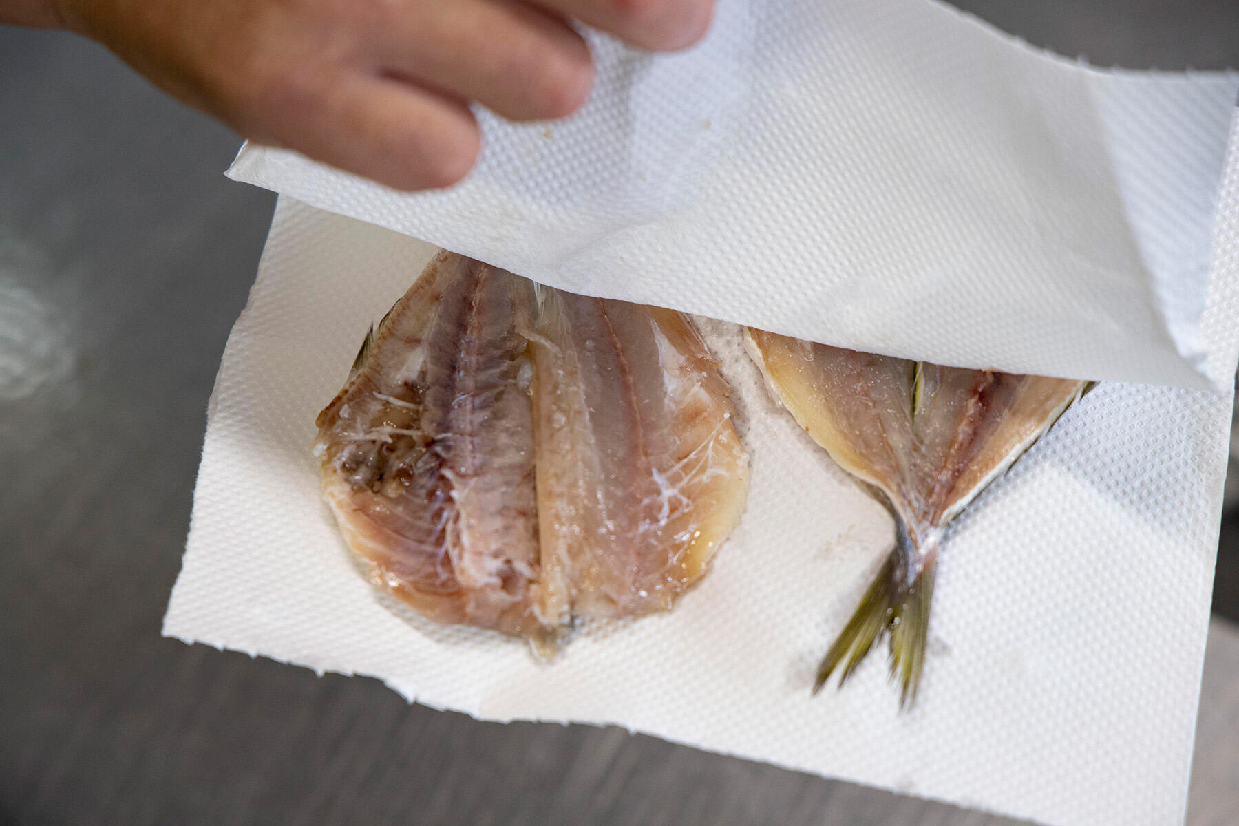 キッチンペーパーで拭く