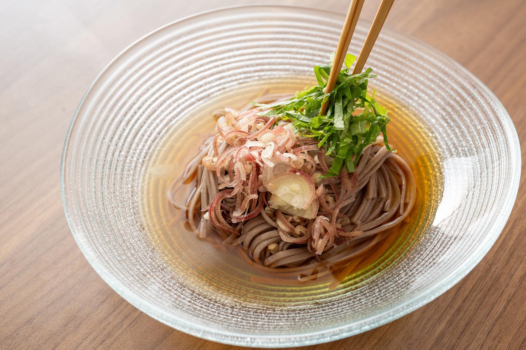 めんつゆをかけて薬味をのせる