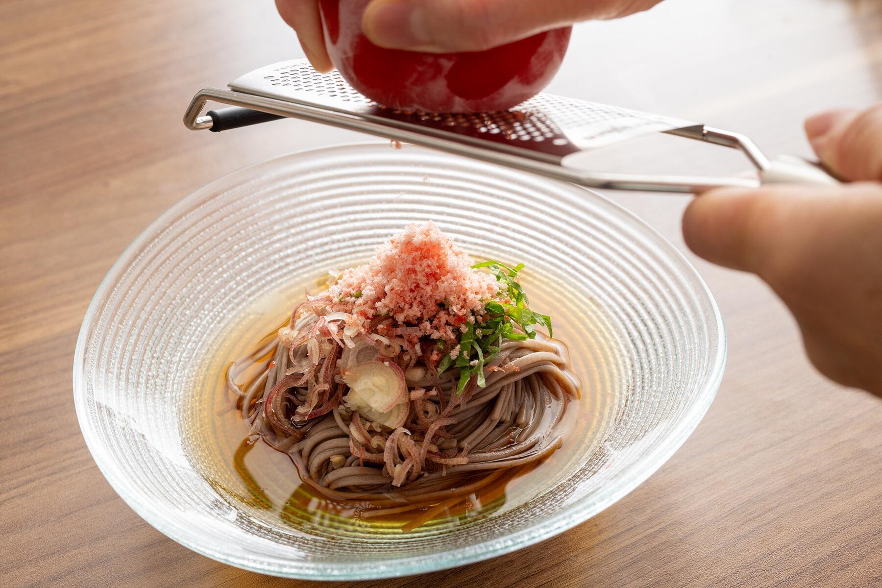 冷凍トマトをすりおろす