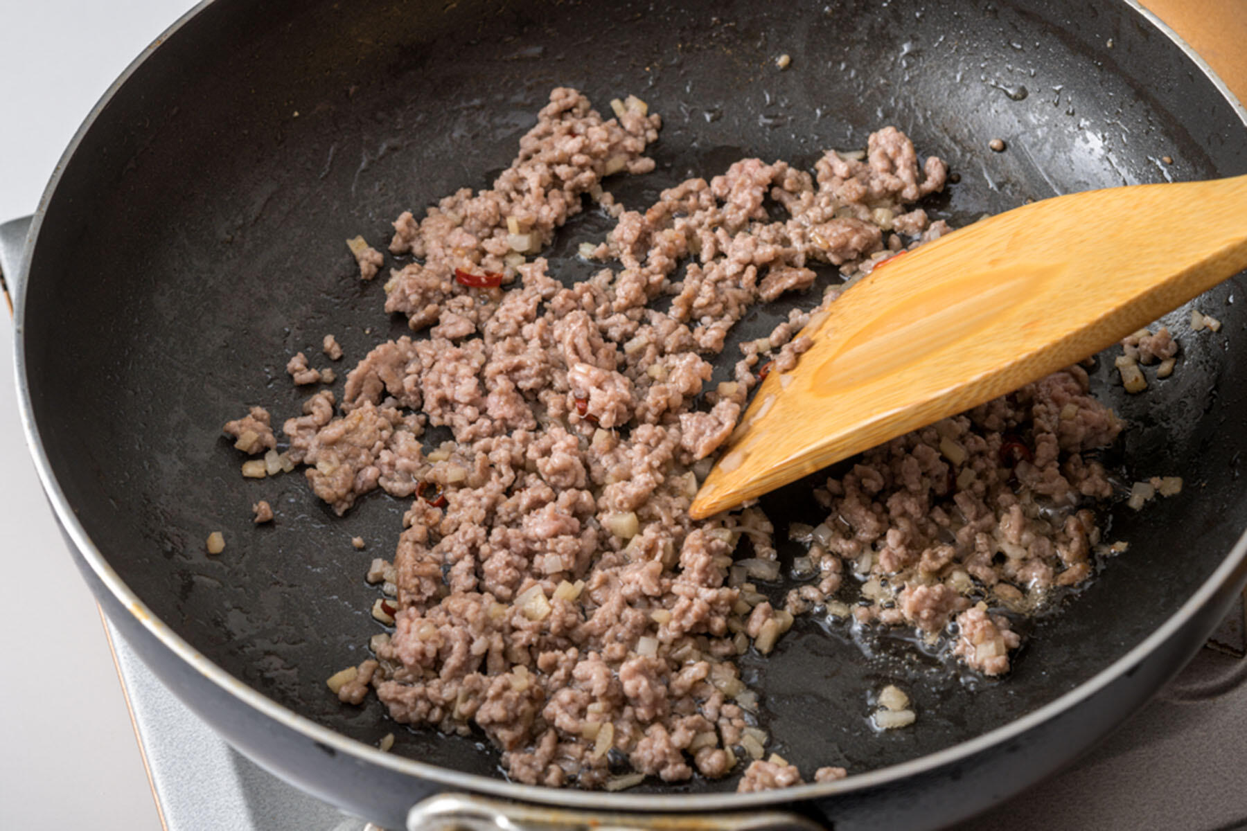 挽き肉を炒める