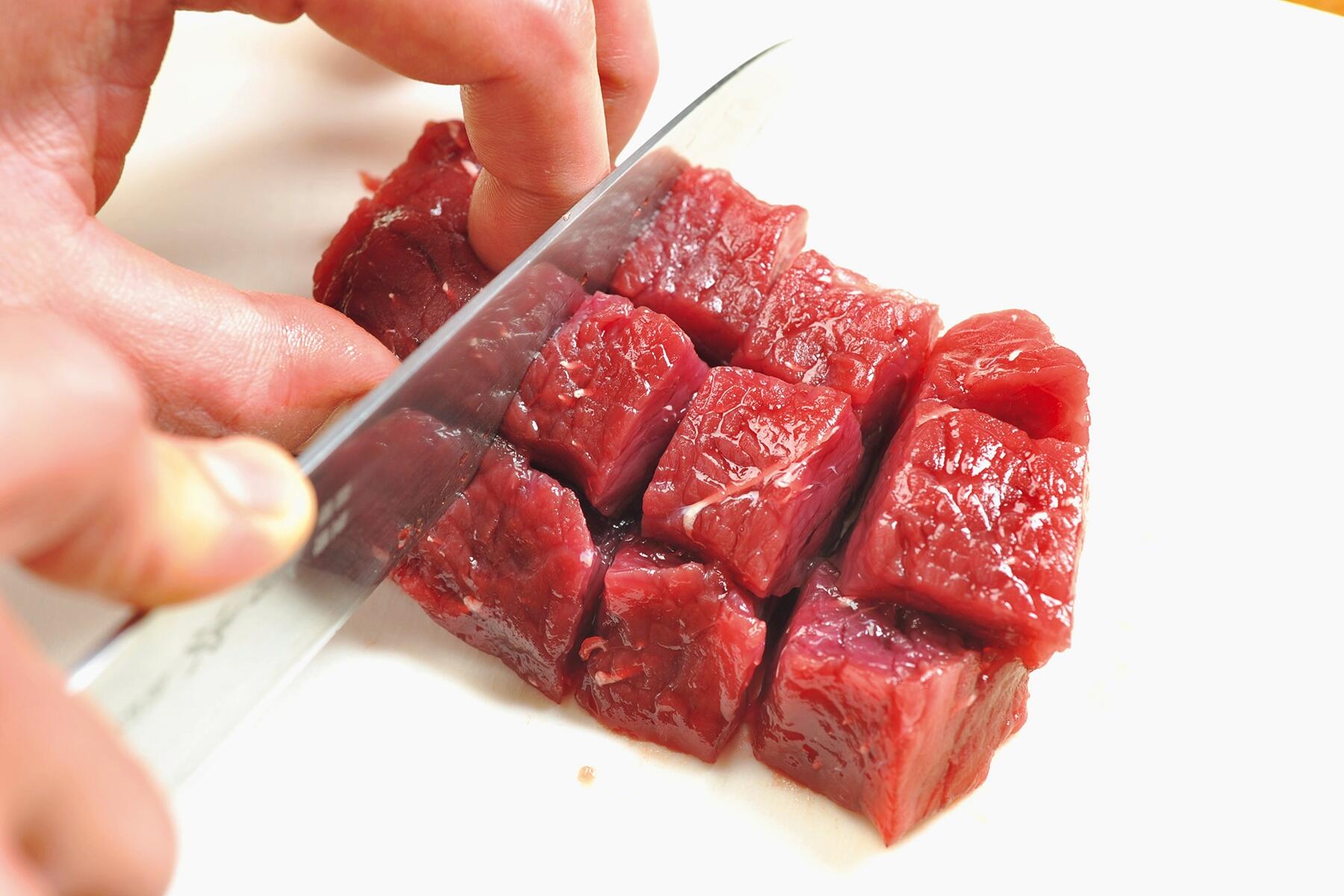 具材をカットする