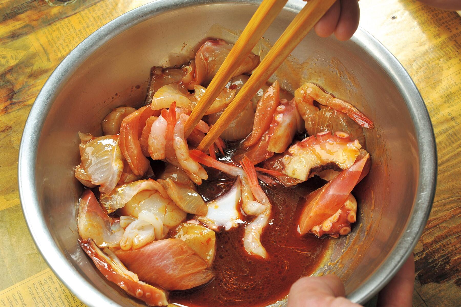 刺身をたれに着ける