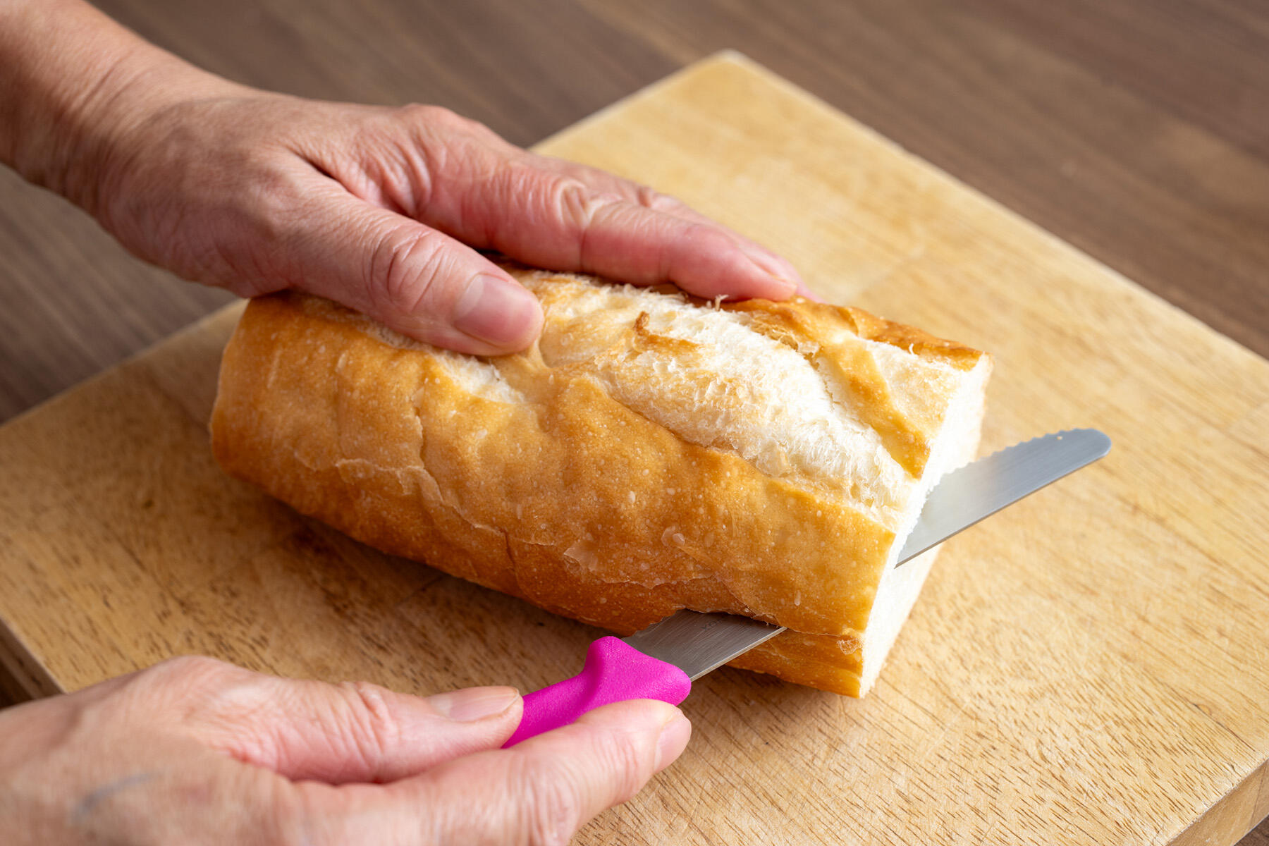 バゲットにバターとマヨネーズを塗る