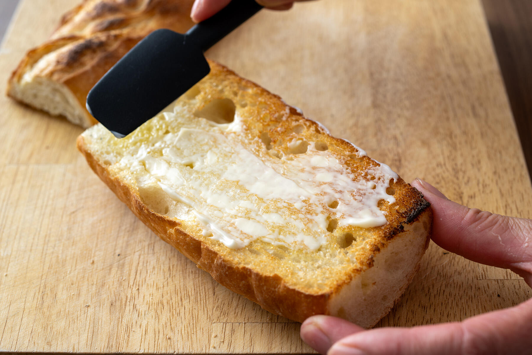 バゲットにバターとマヨネーズを塗る