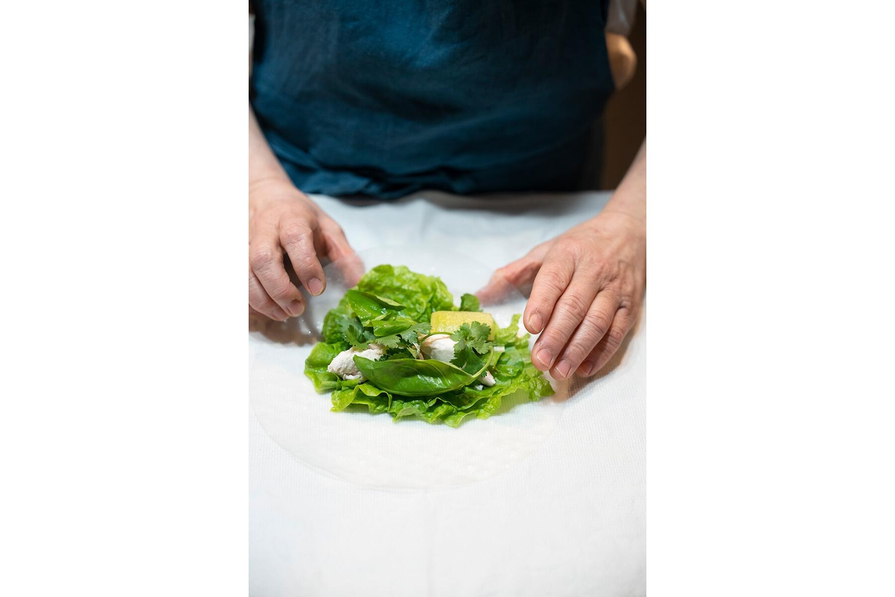 生春巻きを水でぬらす