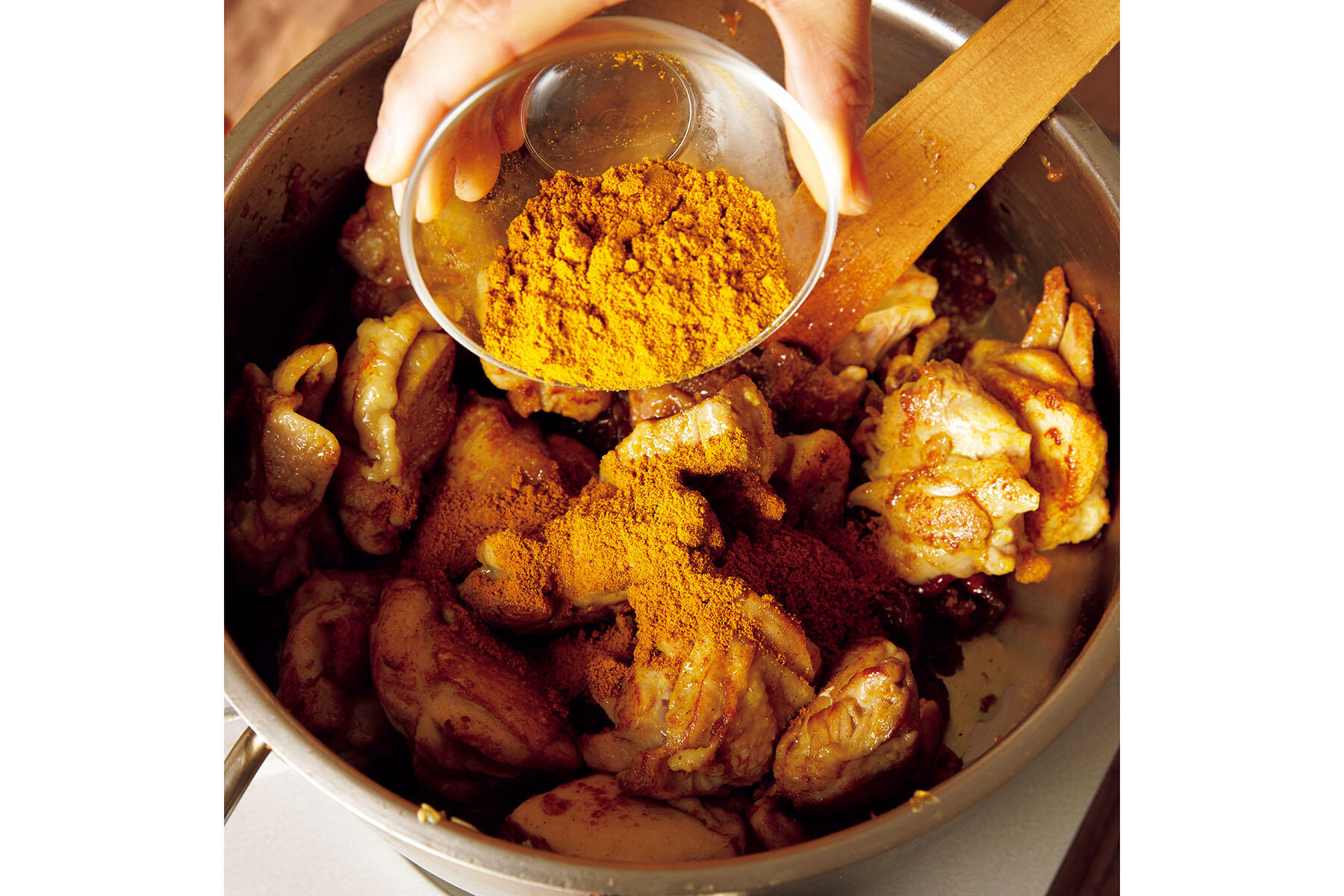 カレー粉を加える