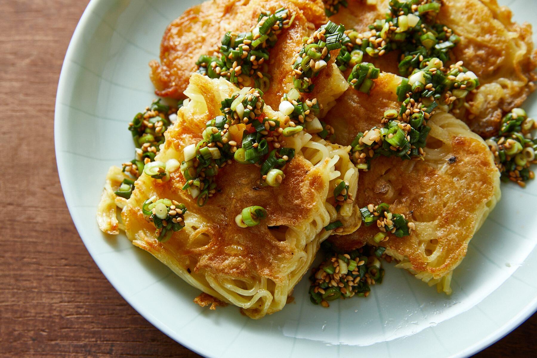 カリッと美味しい！“焼きそば麺のチヂミ ねぎダレがけ”