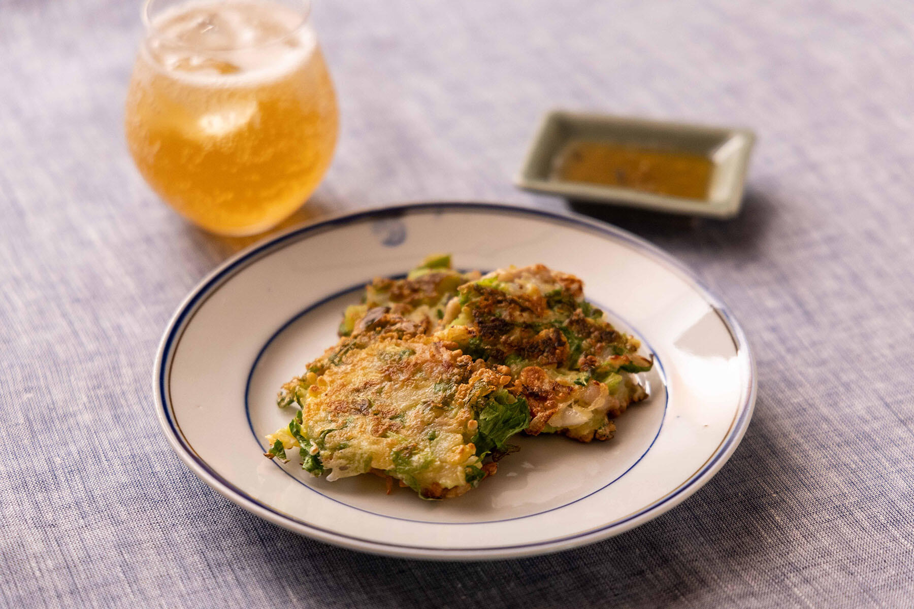 油で焼きつける、食感と香りが絶品の「セロリのチヂミ」