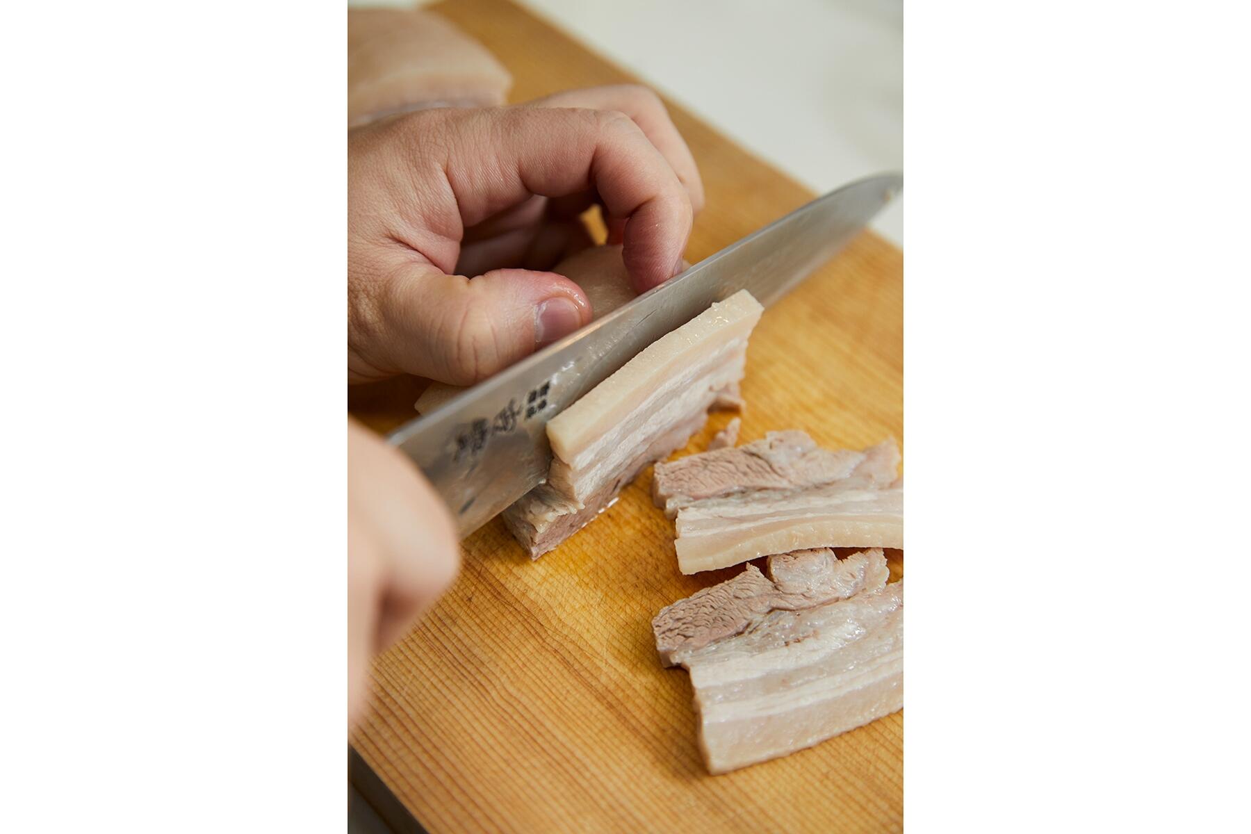 豚肉をカットする
