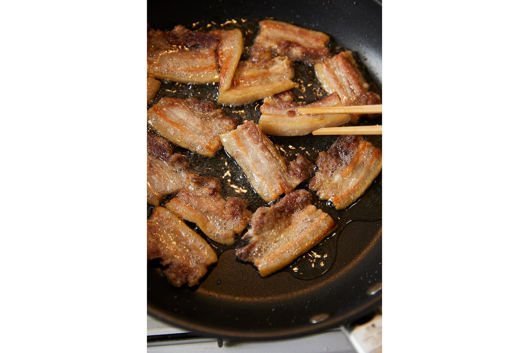 豚肉を焼く