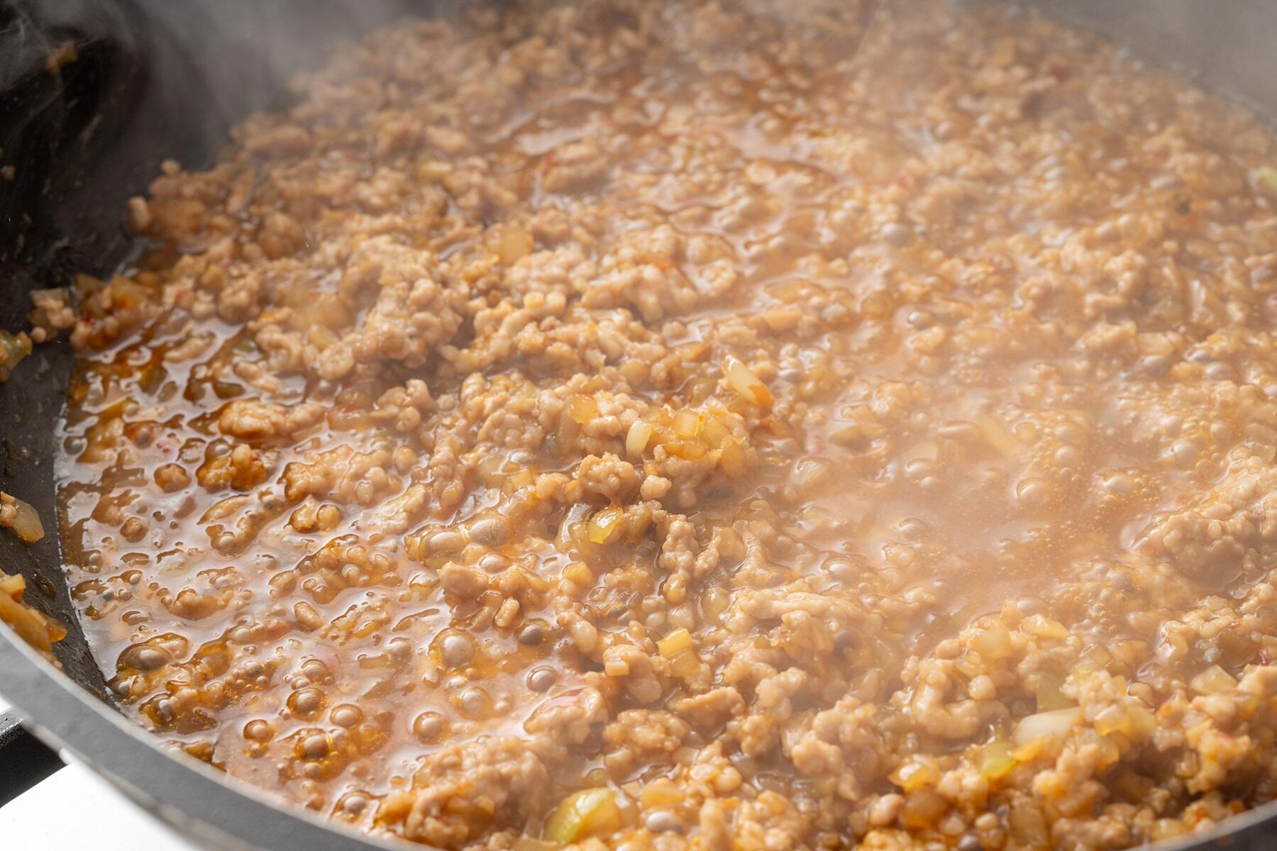 台湾ミンチを炒める