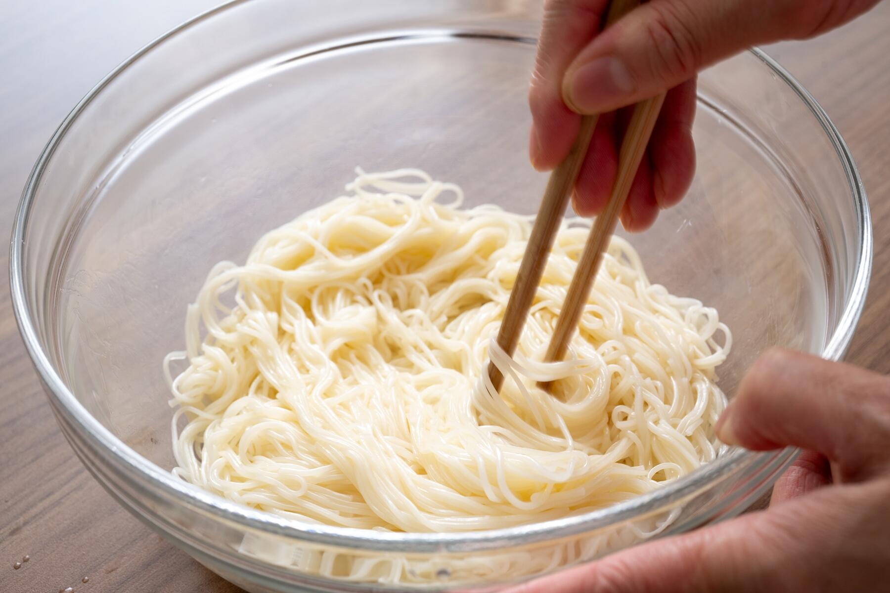 そうめんに胡麻油をからめる