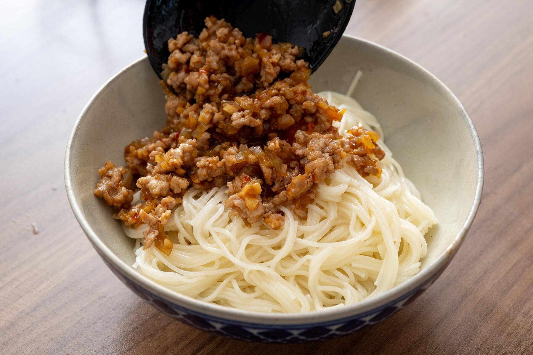 そうめんに具材をのせる