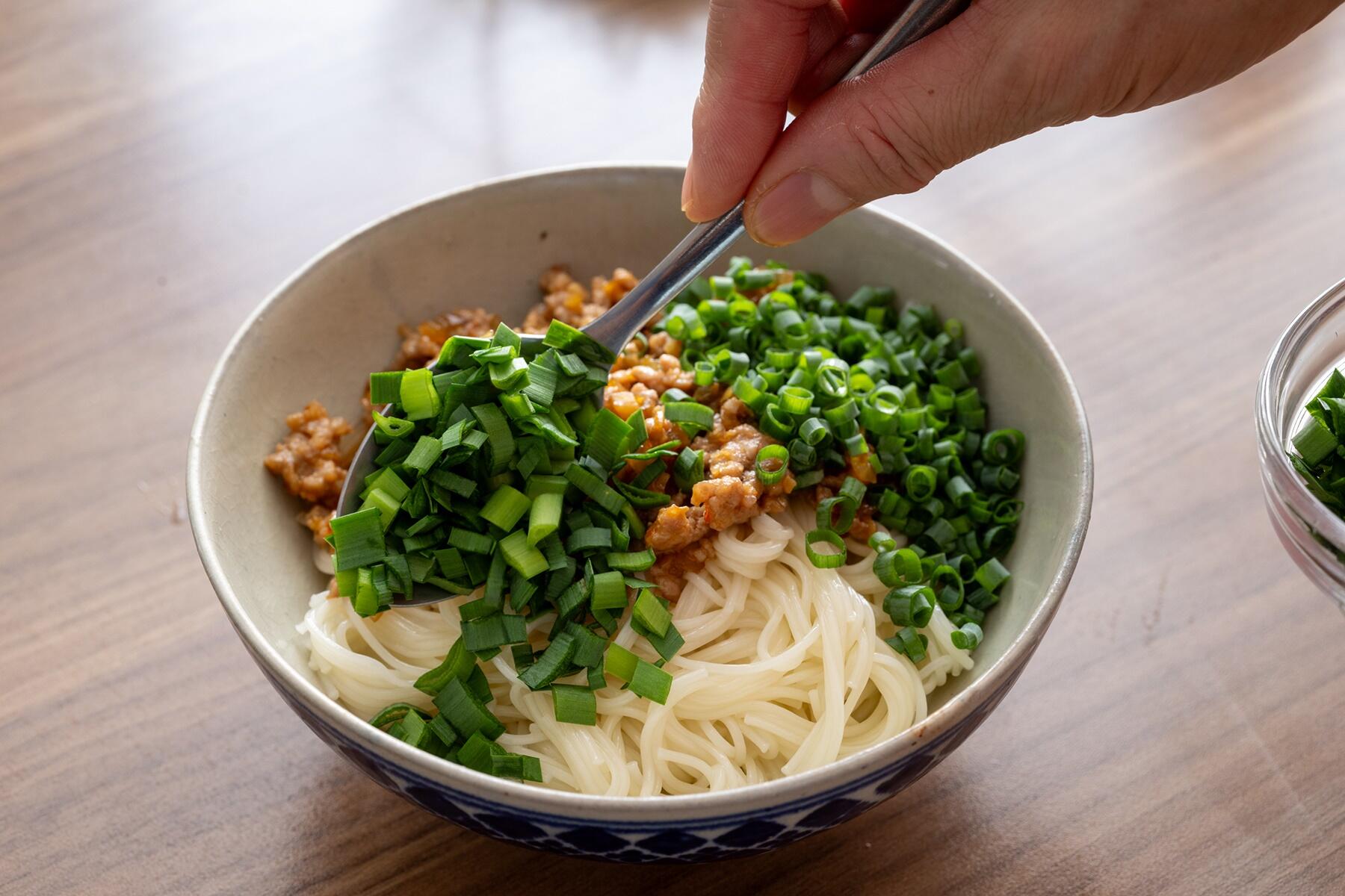 そうめんに具材をのせる