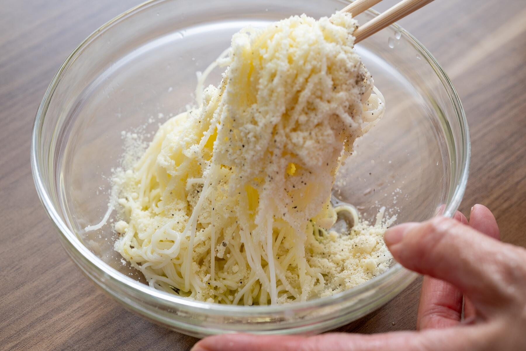 そうめんをゆでて味つけする