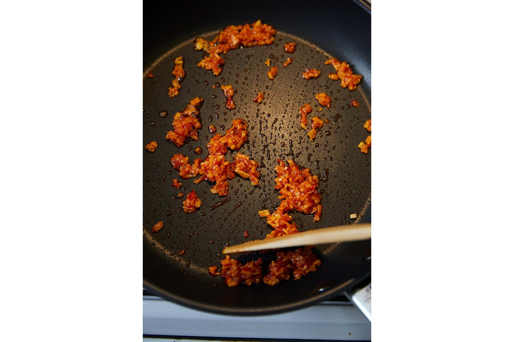 にんにくを炒める