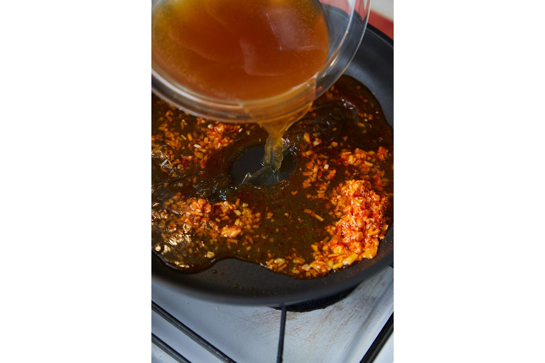 スープをひと煮立ちさせる