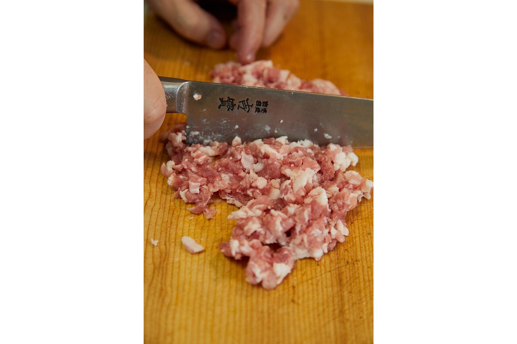 豚バラ肉をみじん切りにする