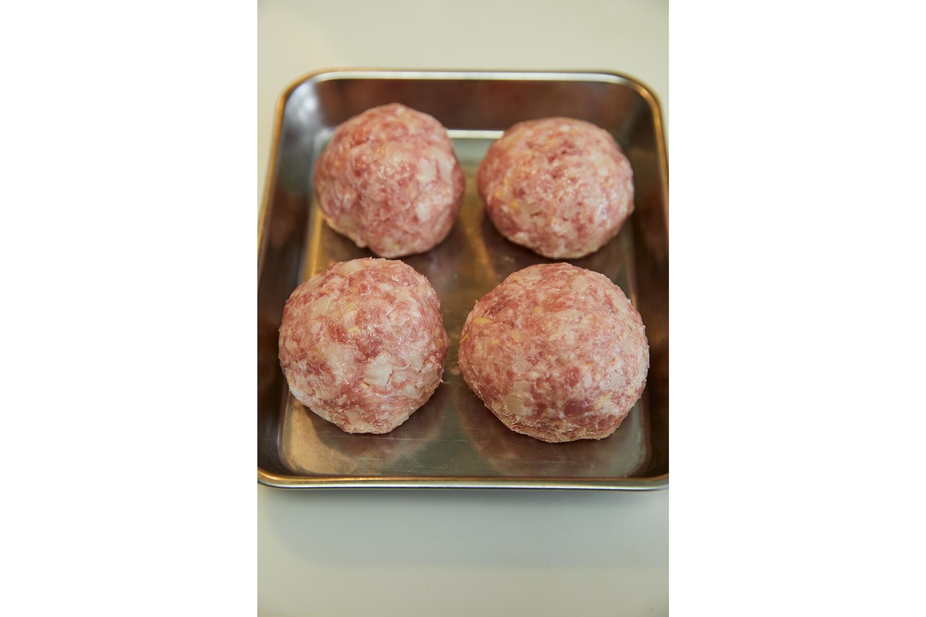 肉ダネを丸める