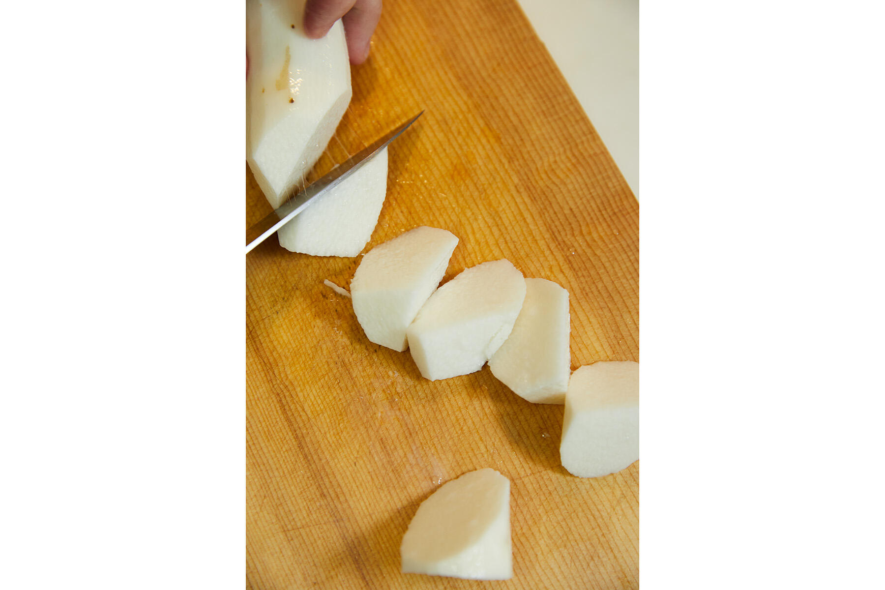 長いもをカットする