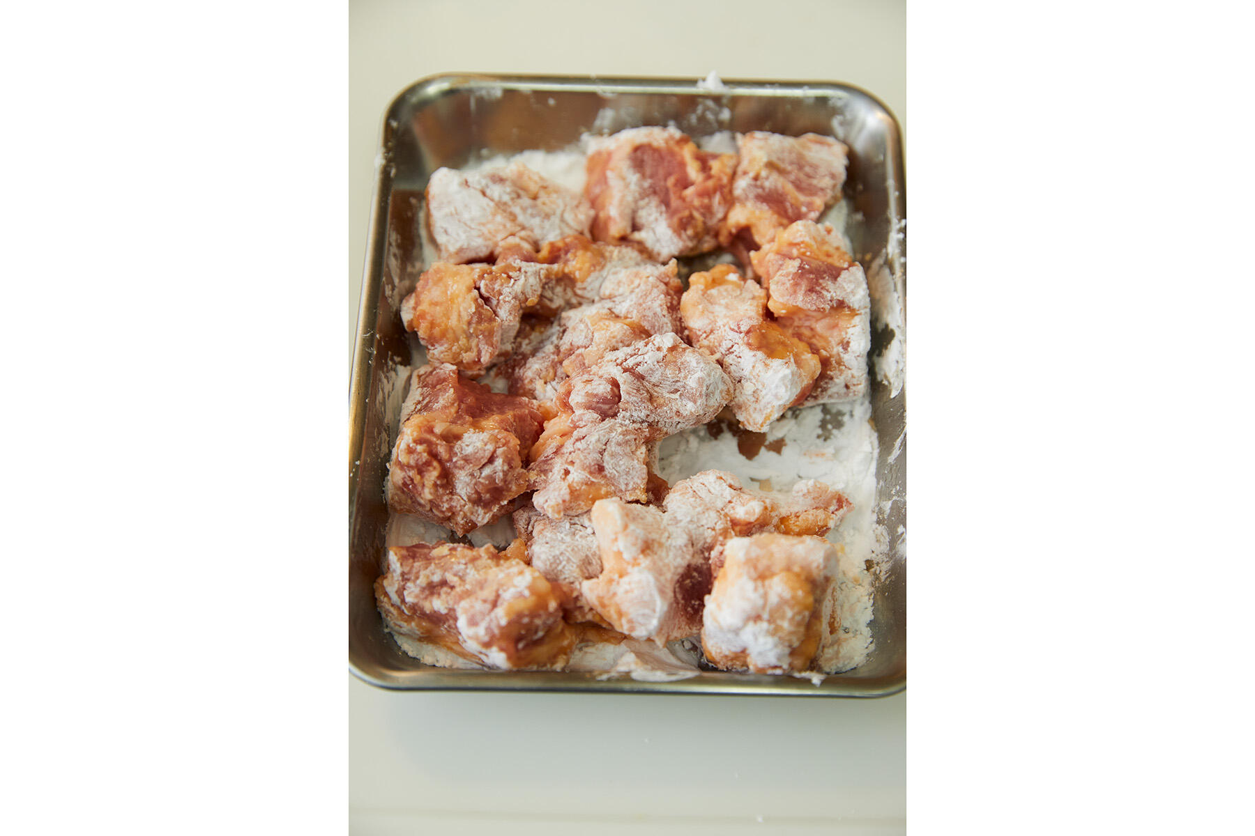 豚肉に粉をまぶす