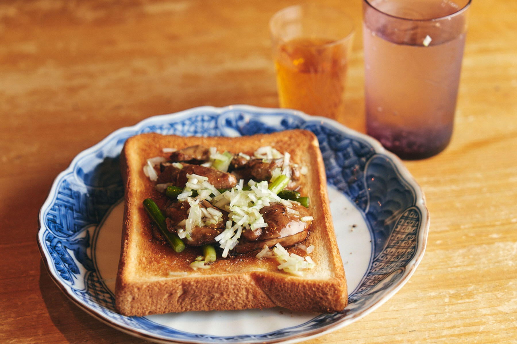 牡蠣オイル漬けとにんにくの芽のトースト