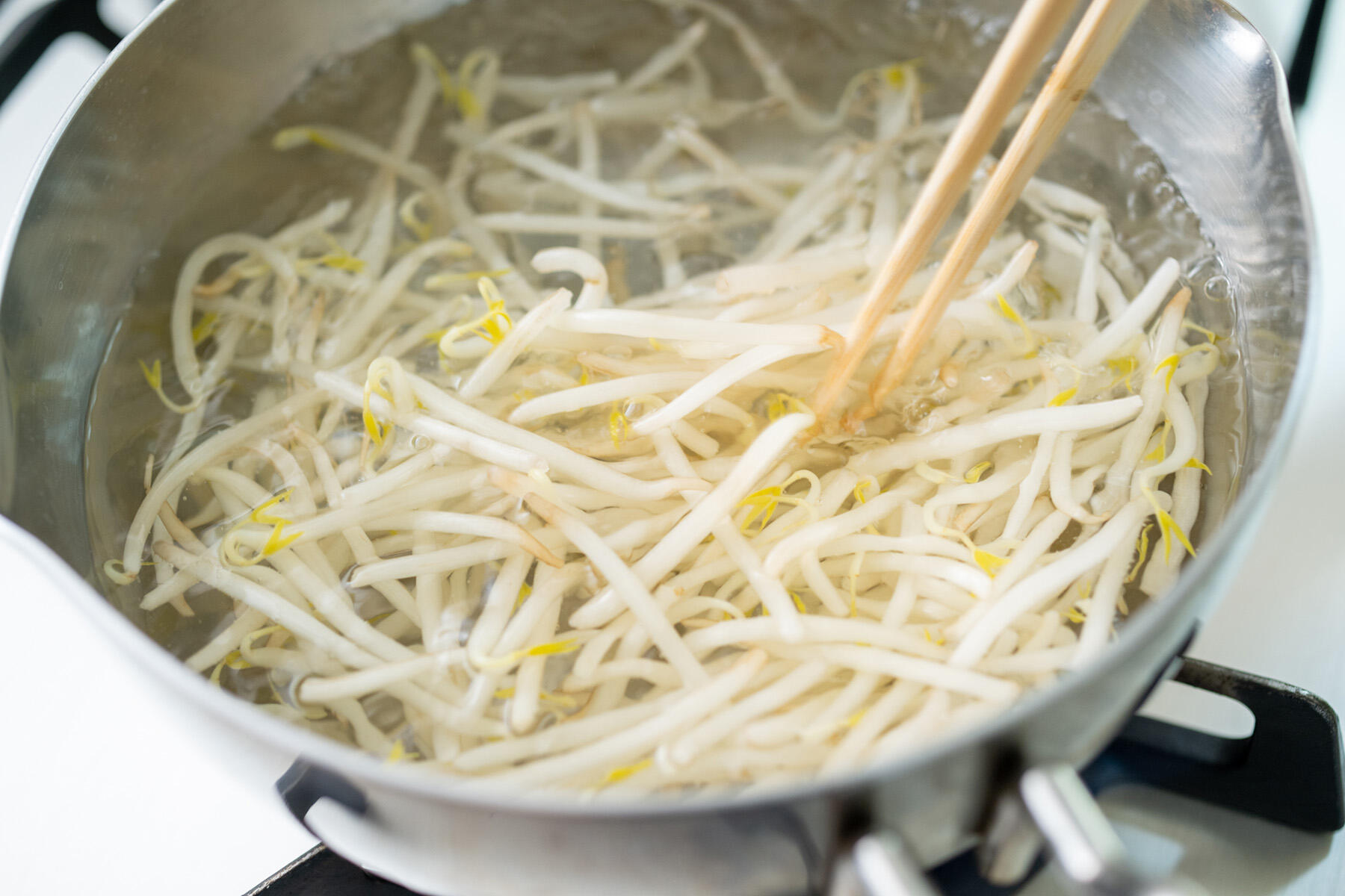 もやしをゆでる