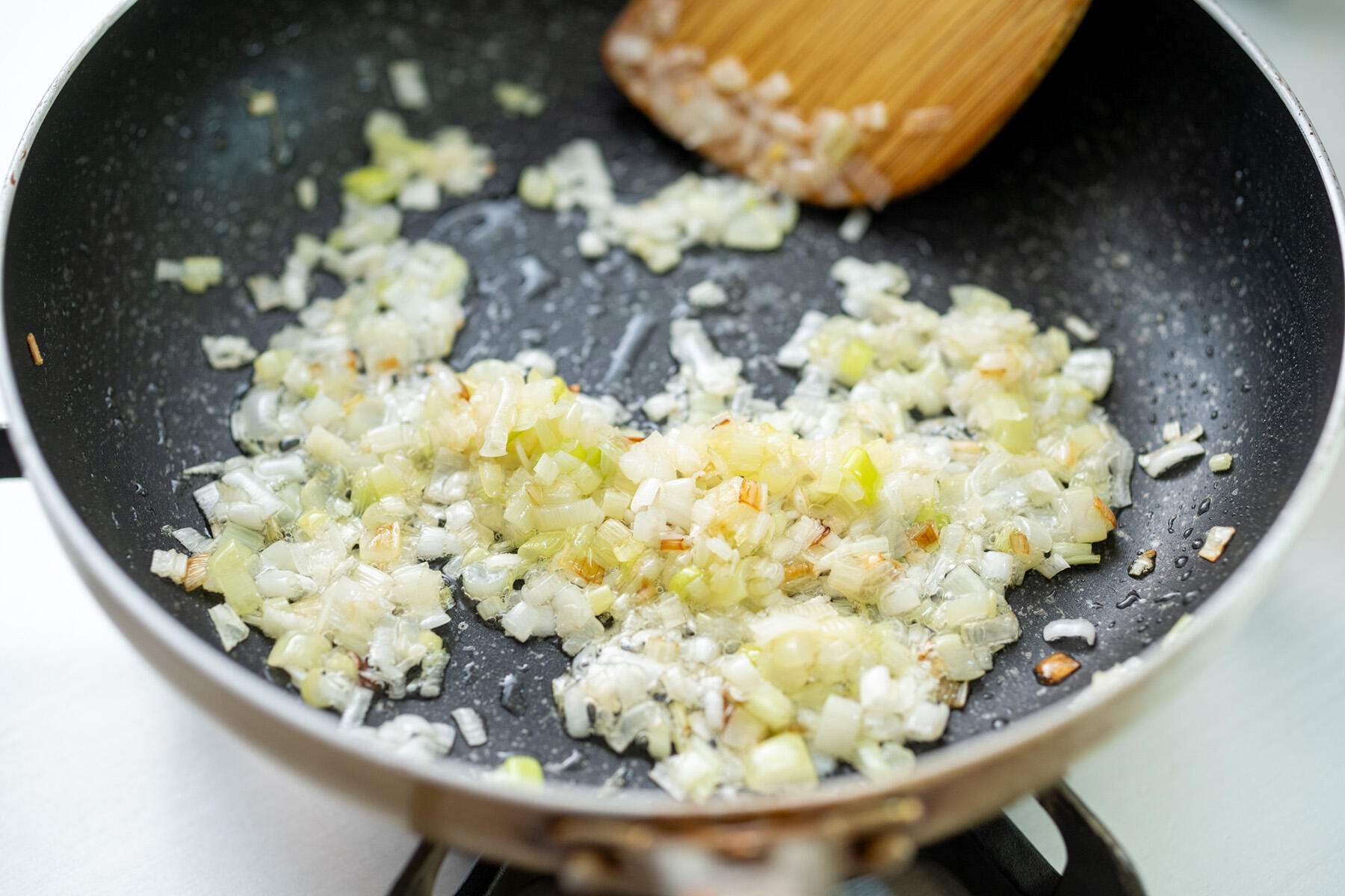 長ねぎを炒める