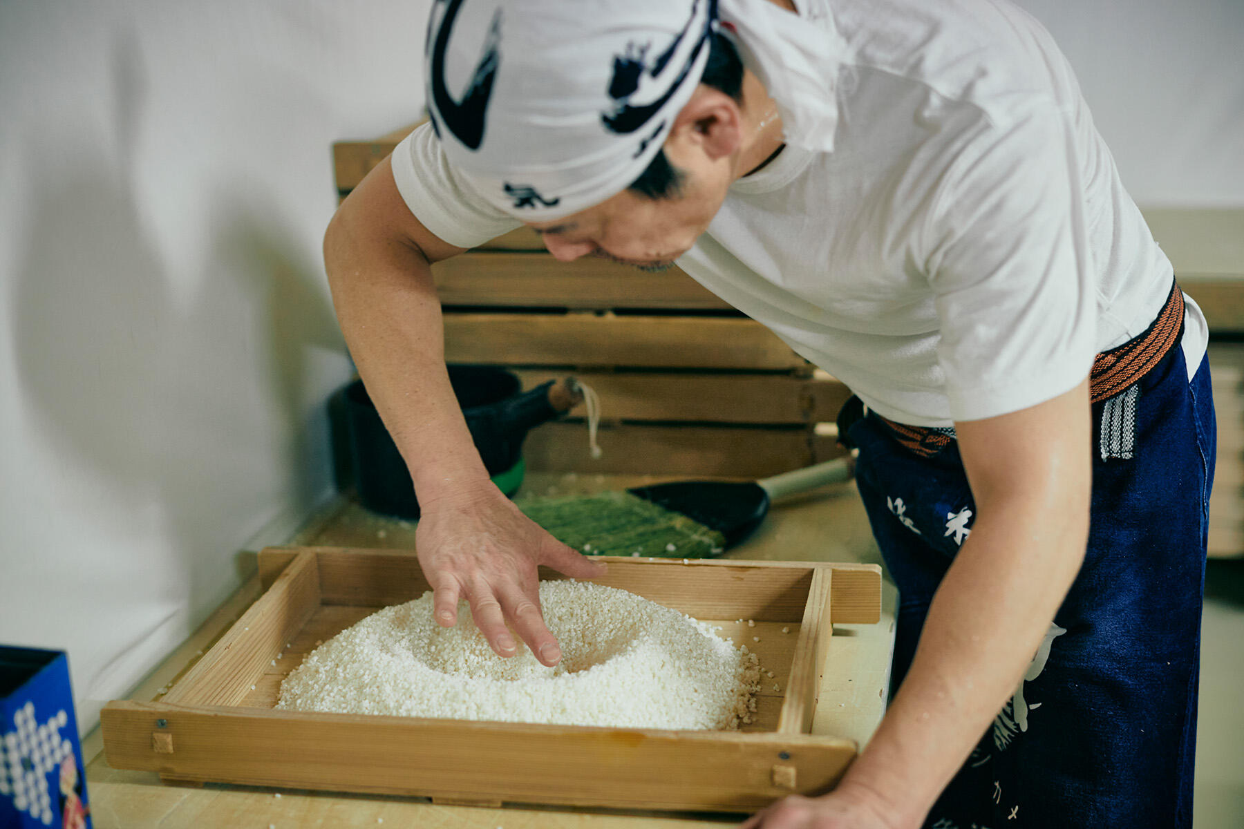 麹にくぼみをつける