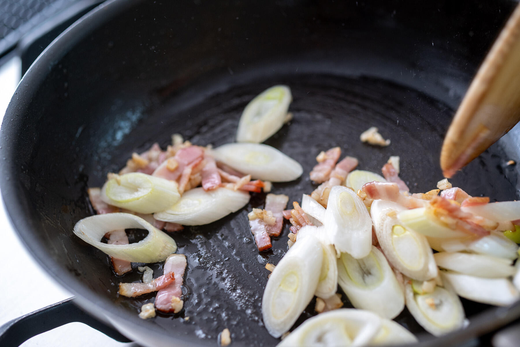 ベーコンと長ねぎを炒める