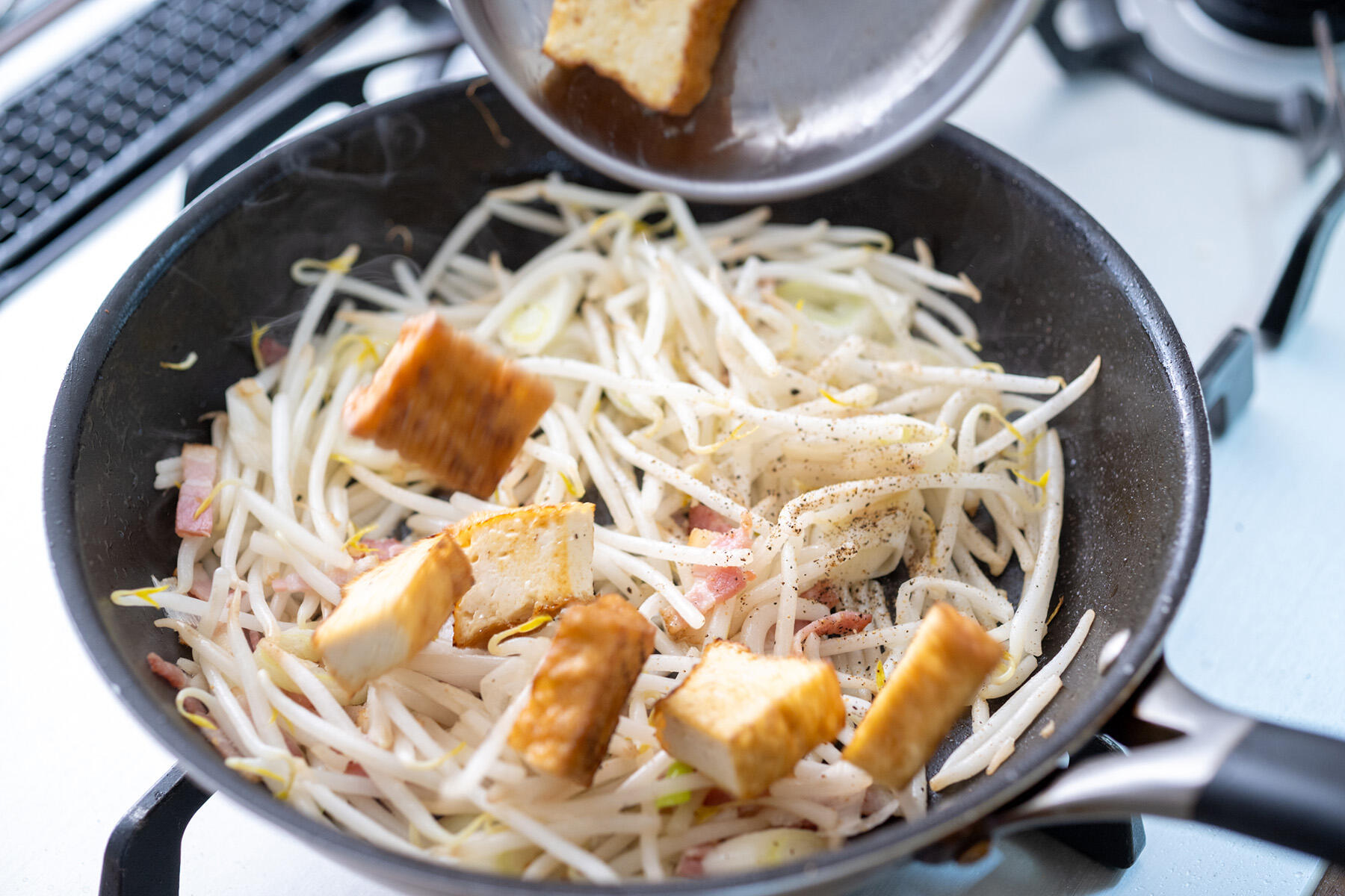 もやしと厚揚げを加える