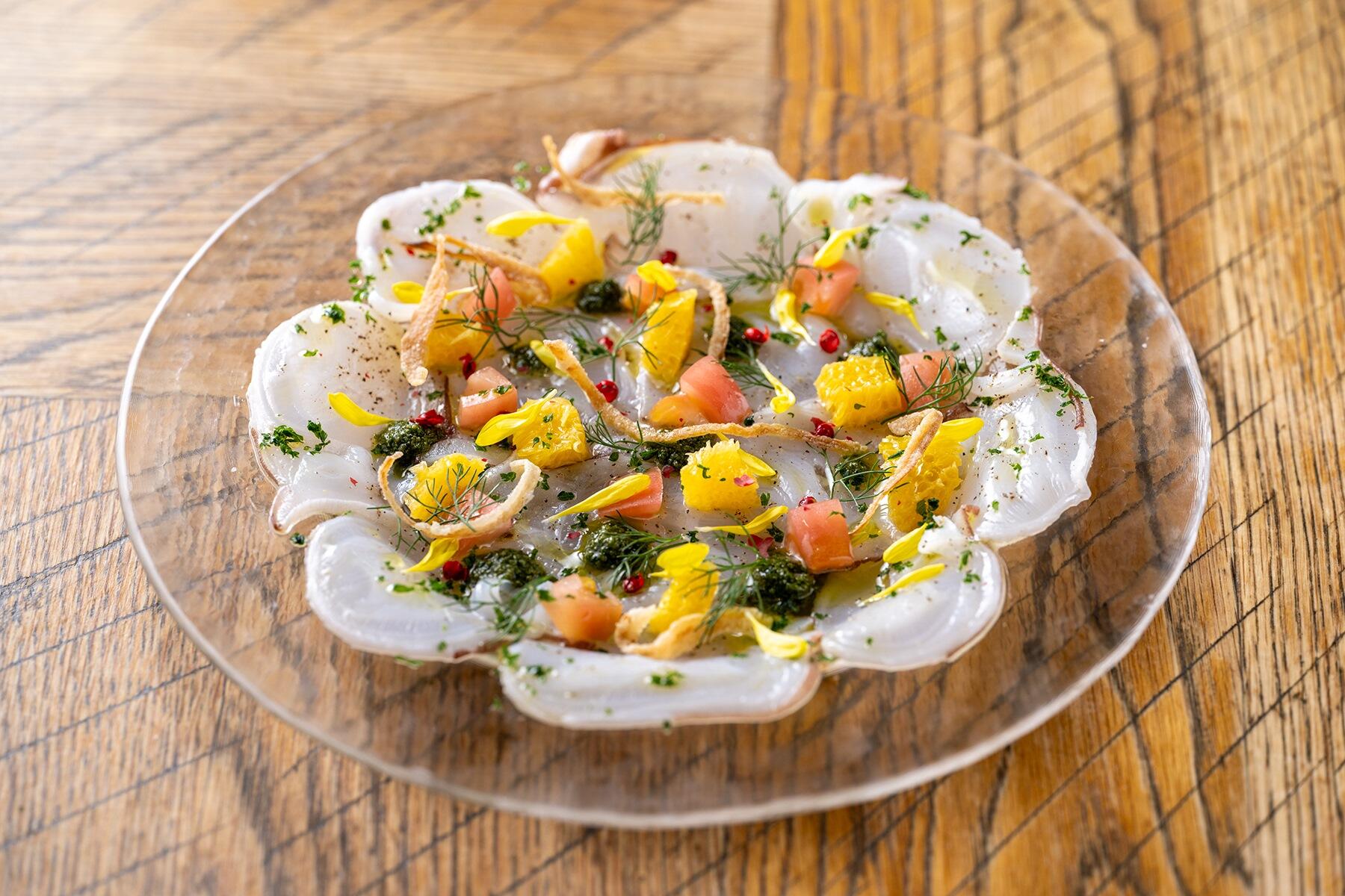 前菜北海道産水タコのカルパッチョ オレンジとバジル