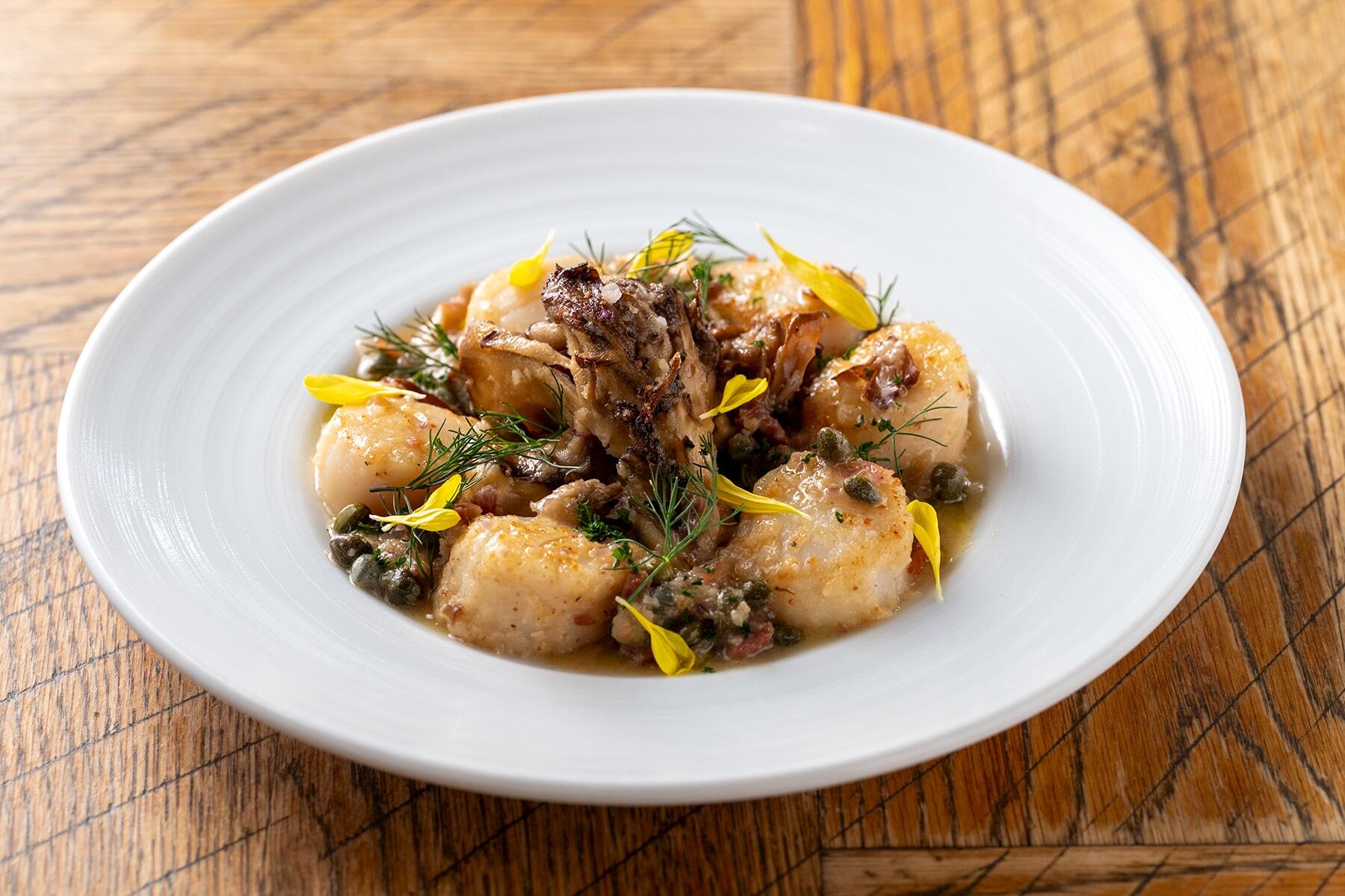 北海道産帆立と舞茸のムニエル ケイパーと生ハムのソース