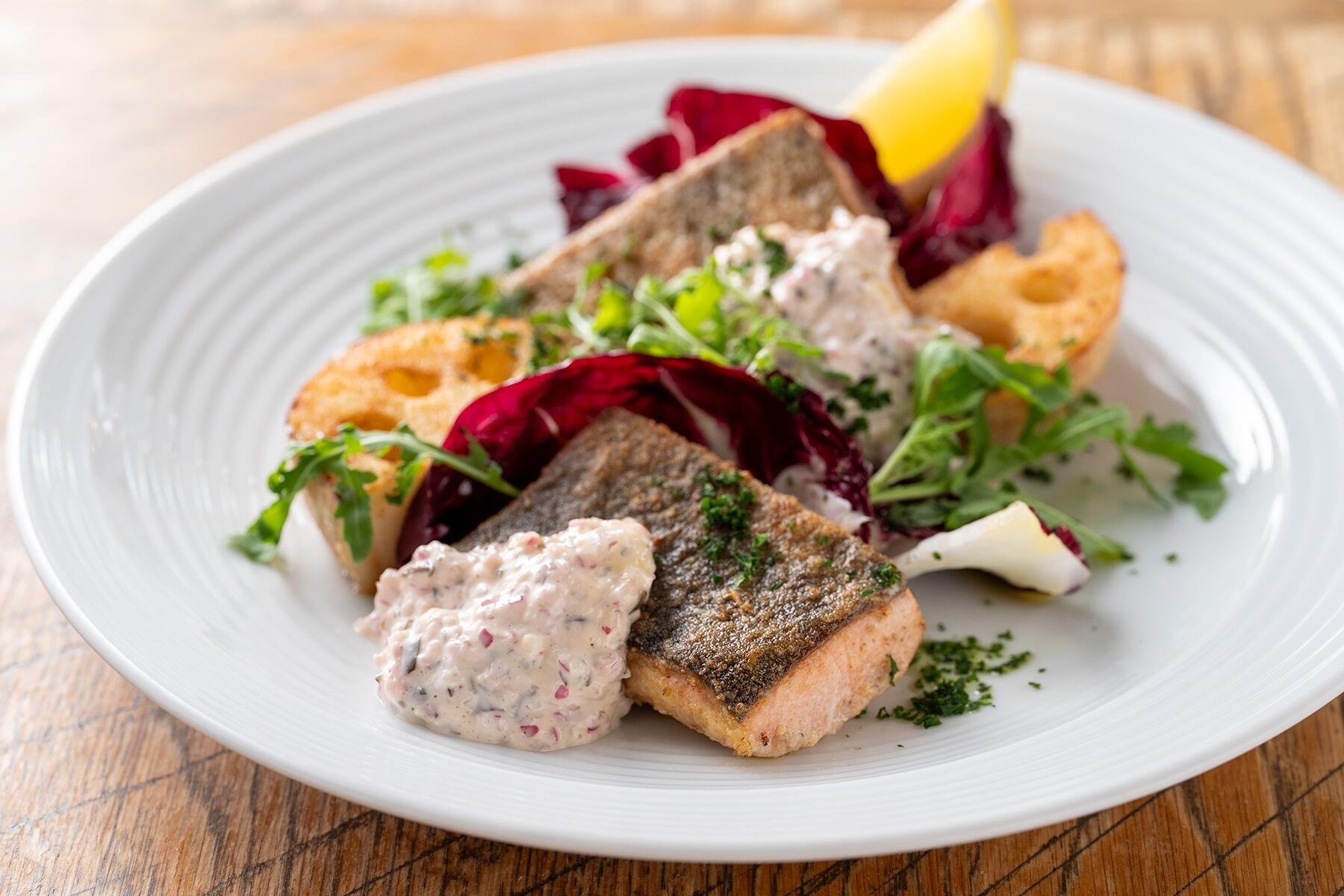 北海道産秋鮭と茨城産レンコンのムニエル 柴漬けのタルタルソース