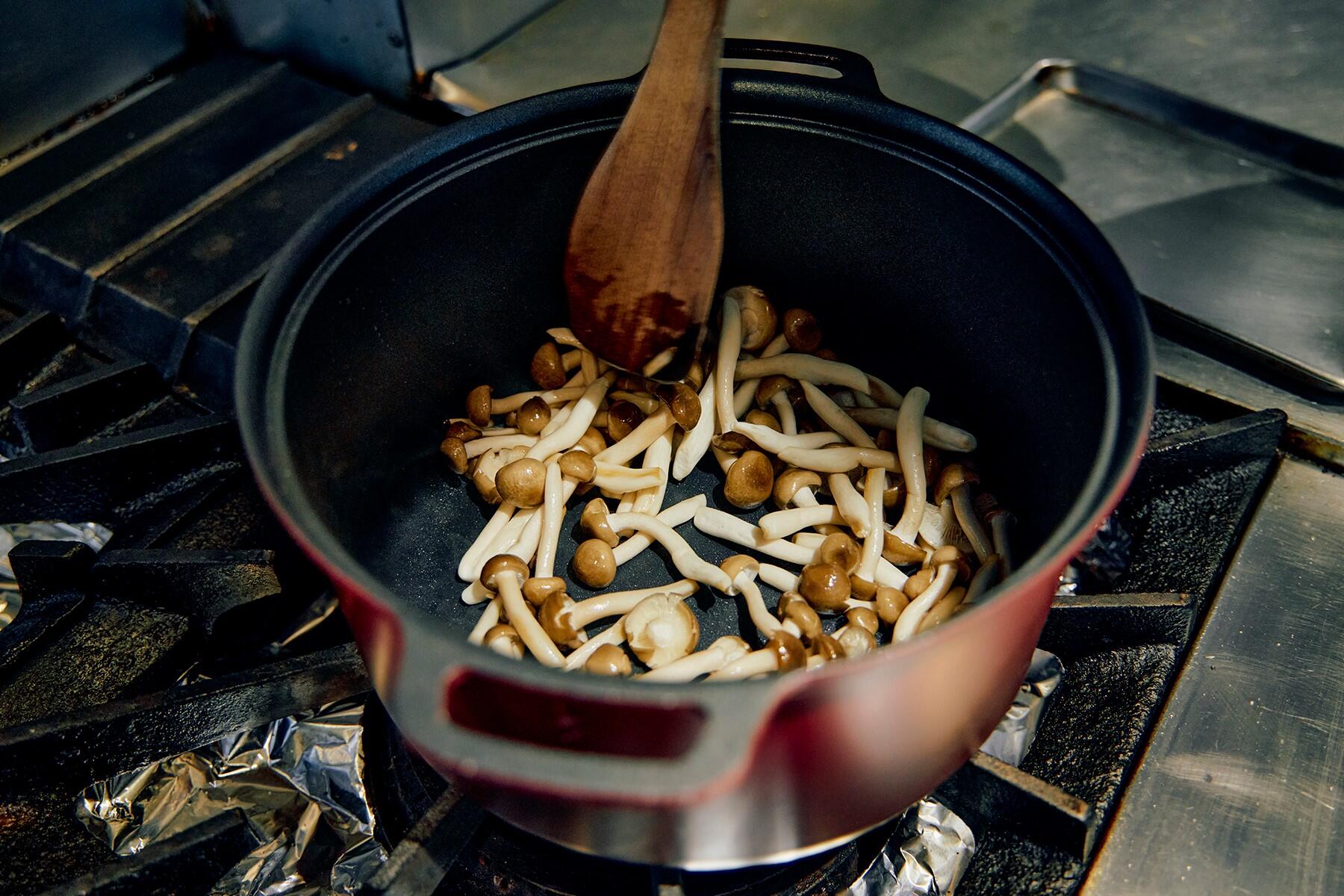 きのこを炒める